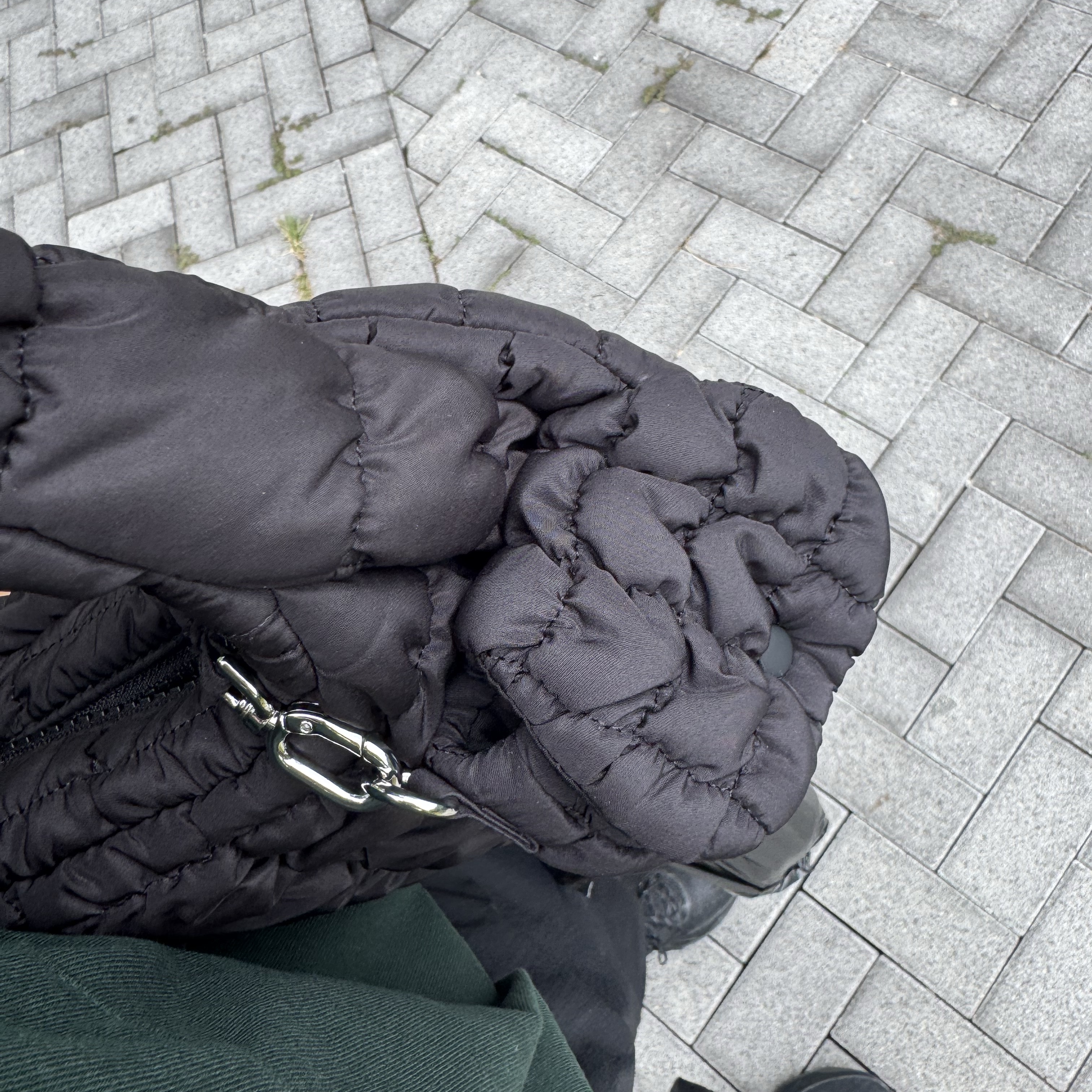 COS Quilted Nano Bag Black 착용 스타일