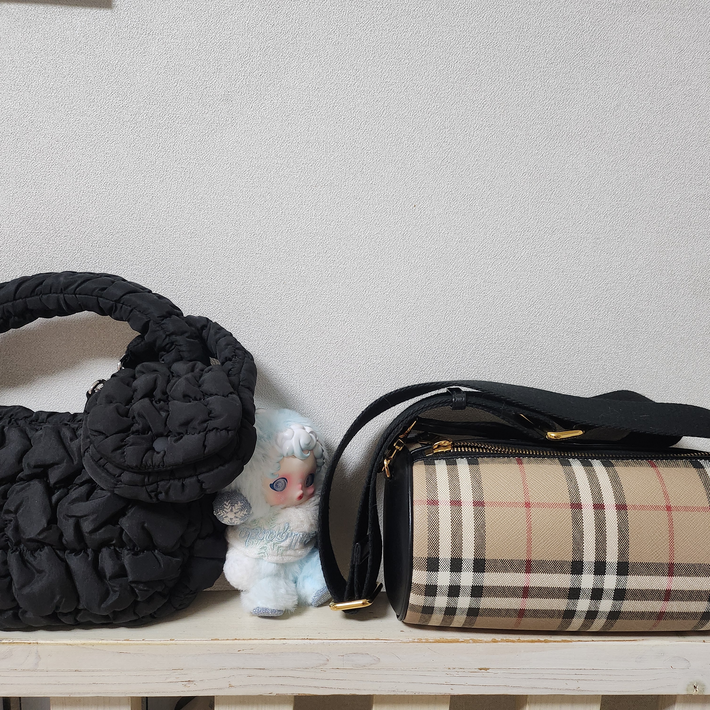 COS Quilted Nano Bag Black 착용 스타일 - 1