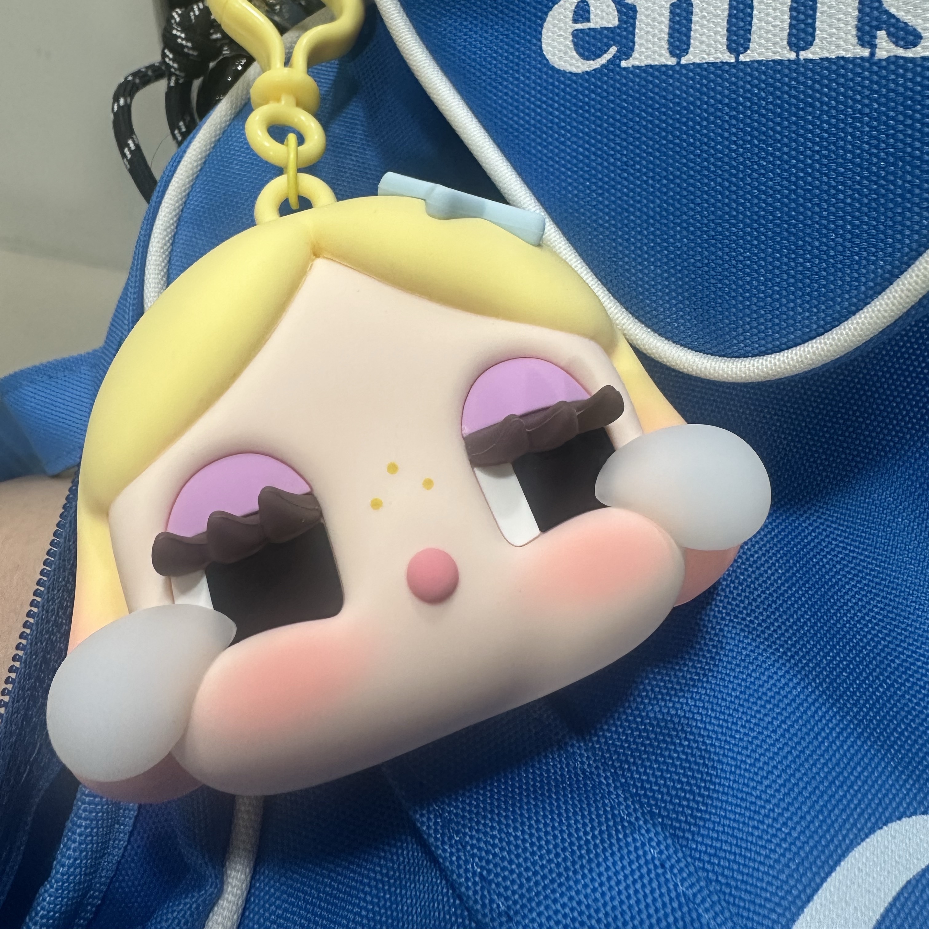 Pop Mart Crybaby Shiny Shiny Series Earphone Case Gold 착용 스타일