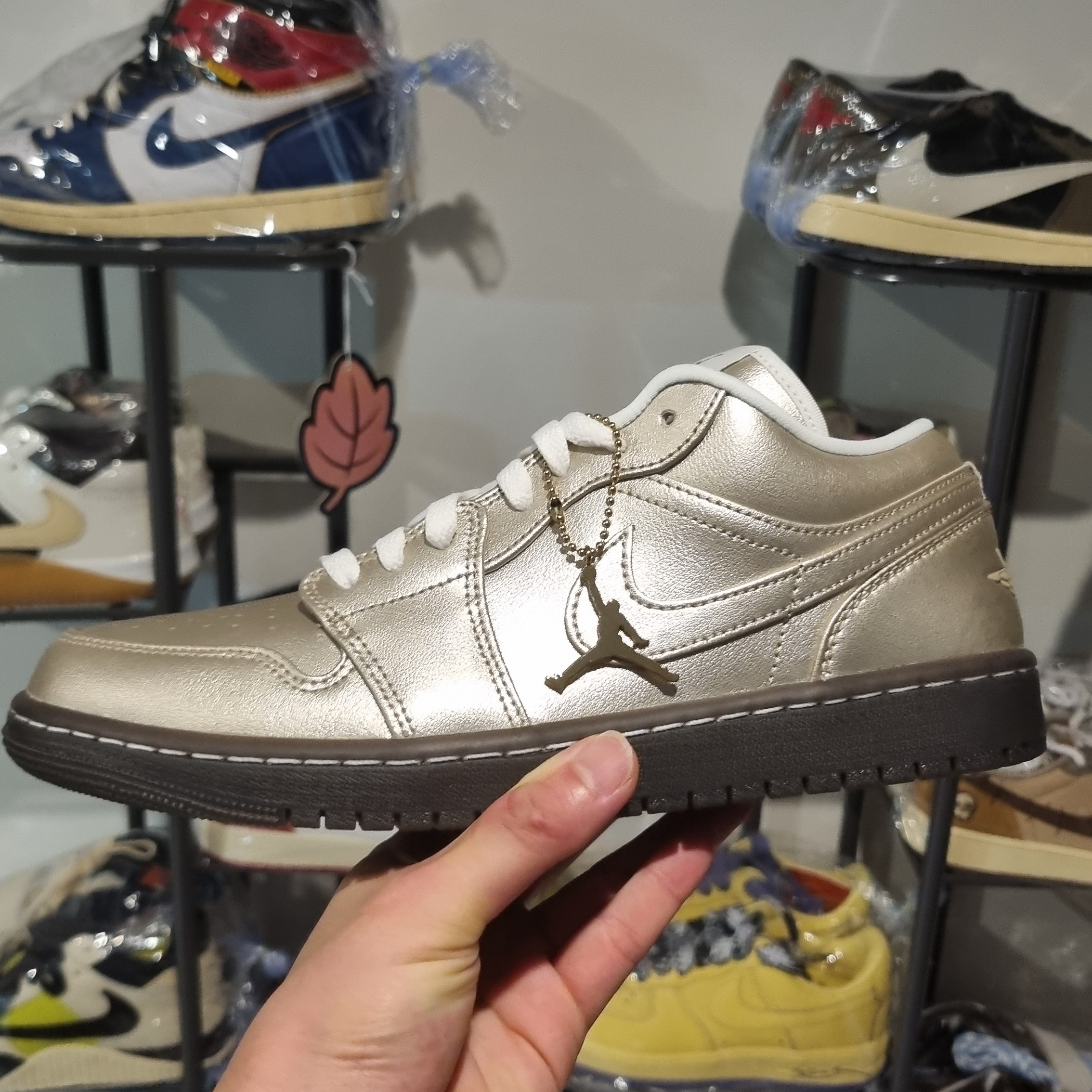 (W) Jordan 1 Low Metallic Zinc 착용 스타일 - 1