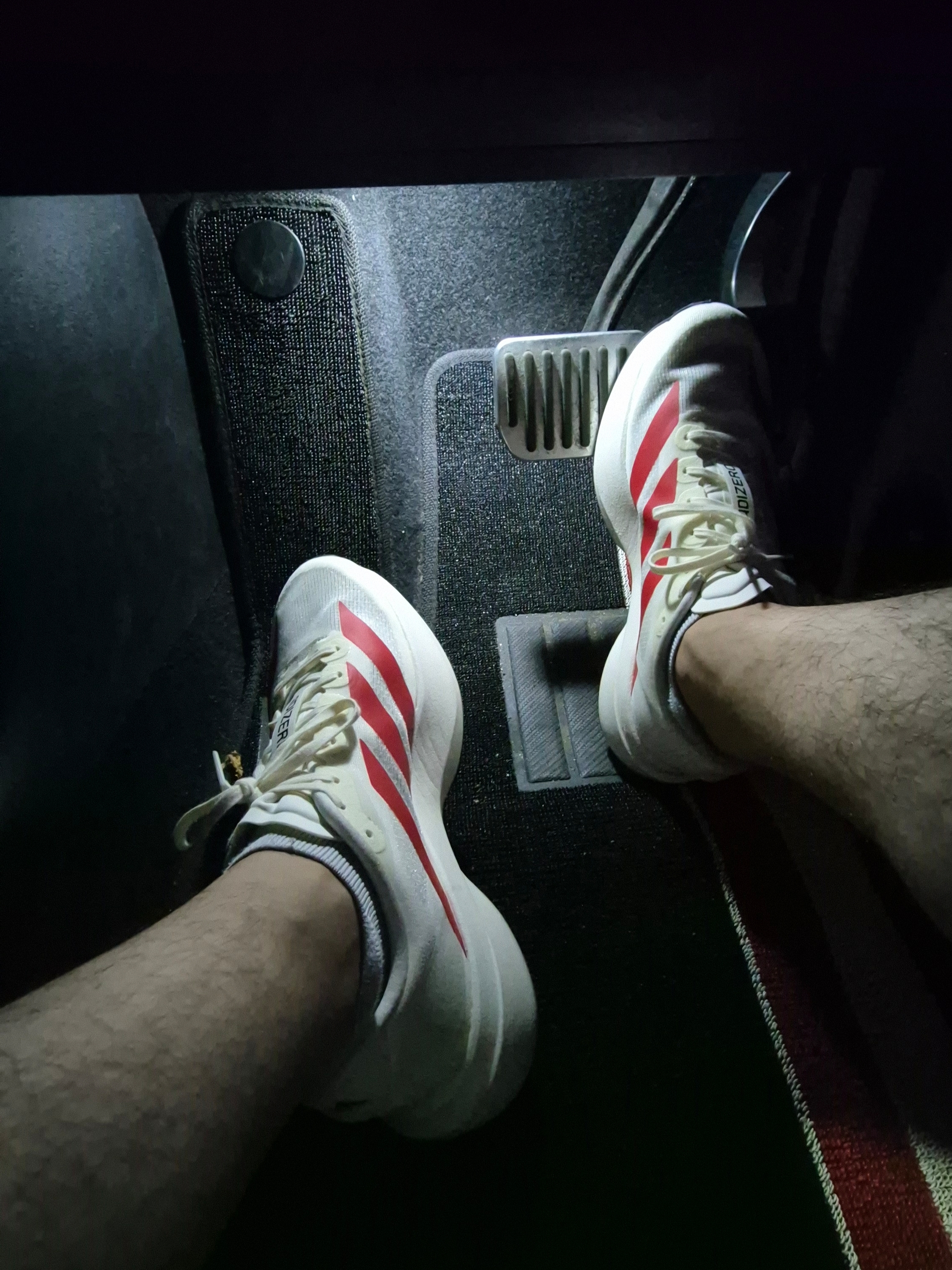 Adidas Adizero EVO SL Off White Better Scarlet 착용 스타일 - 2