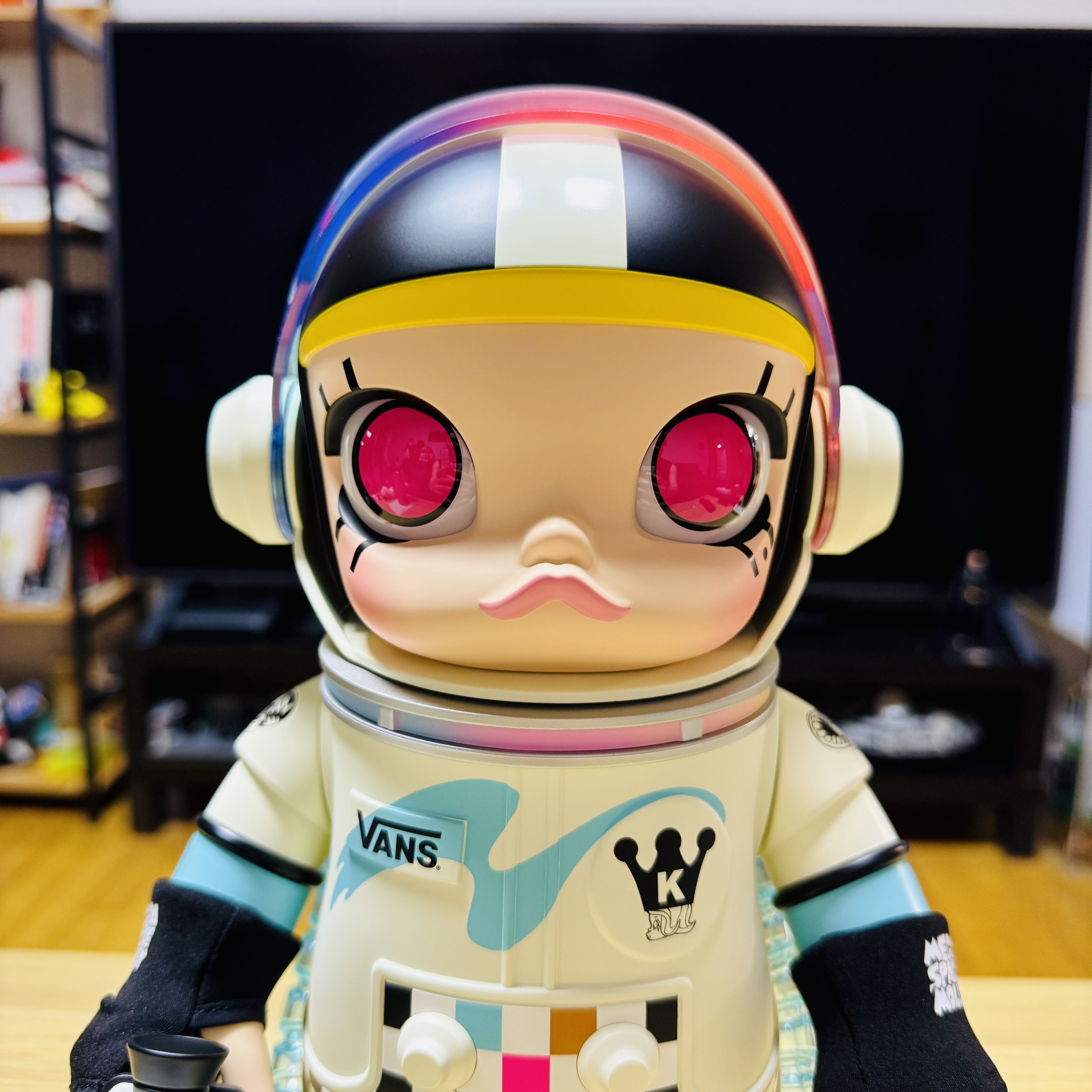 Pop Mart x Vans Mega Space Molly 400% 착용 스타일 - 3