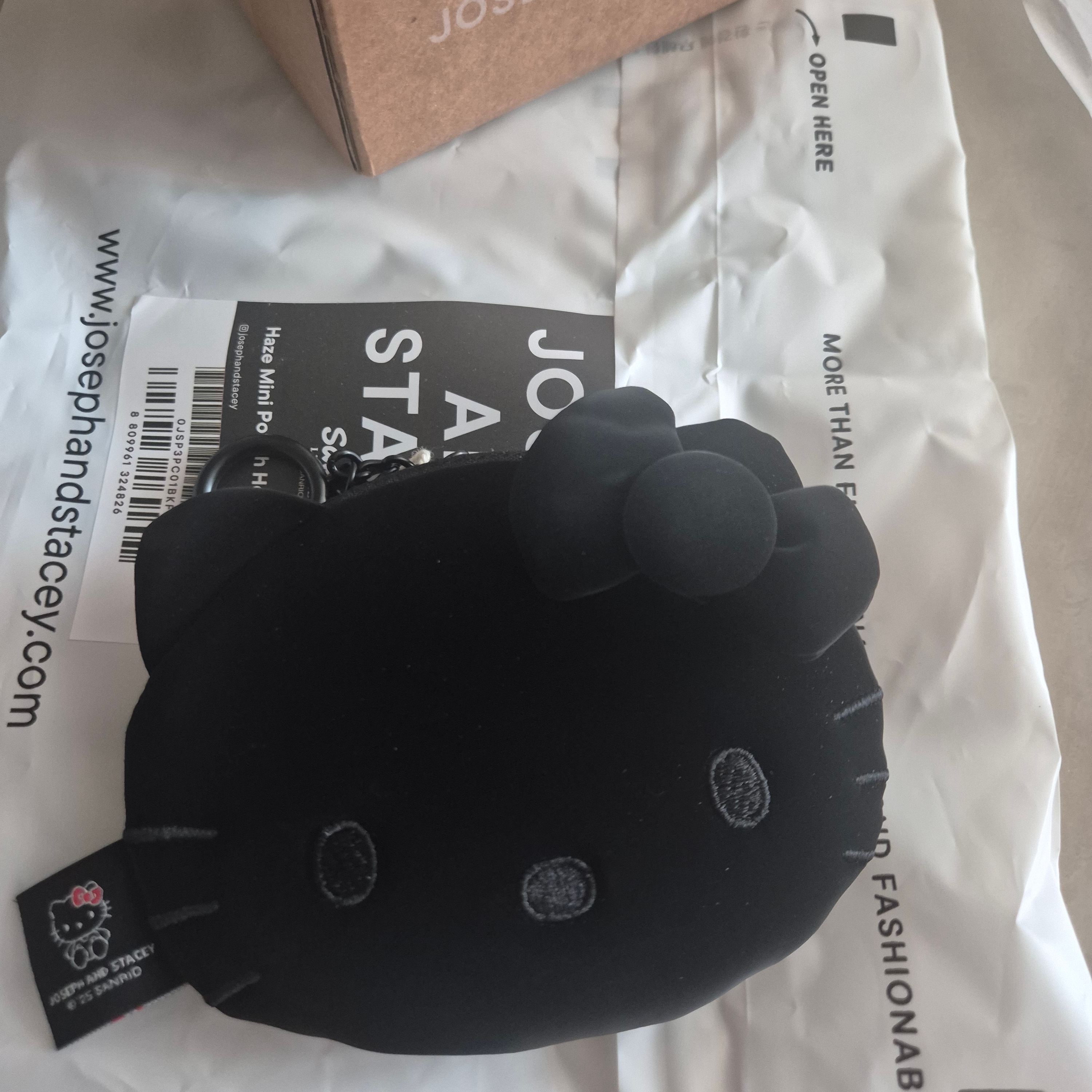 Joseph&Stacey Haze Mini Pouch Hello Kitty Black 착용 스타일