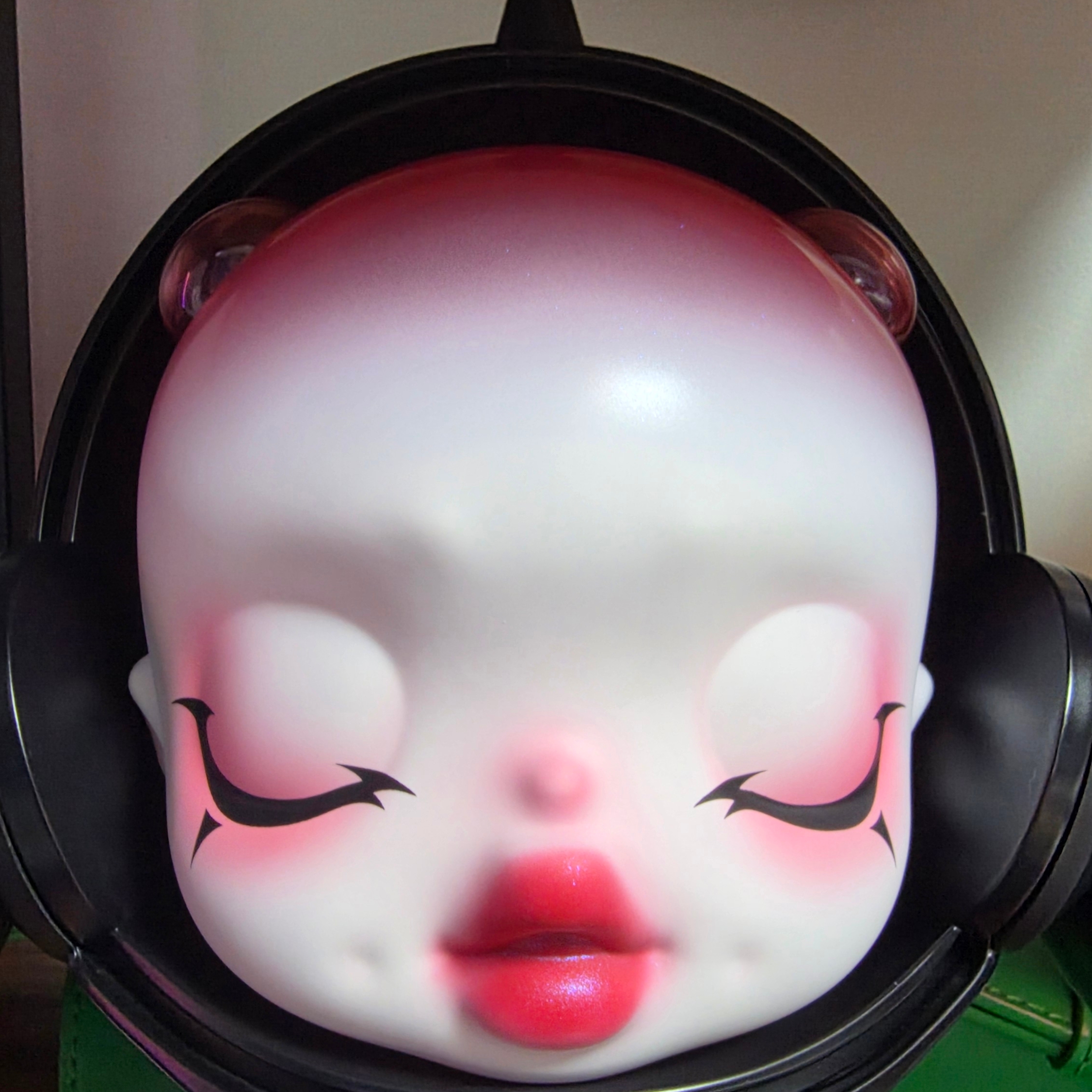 Pop Mart Mega Α Skullpanda Red Crystal 400% 착용 스타일 - 3