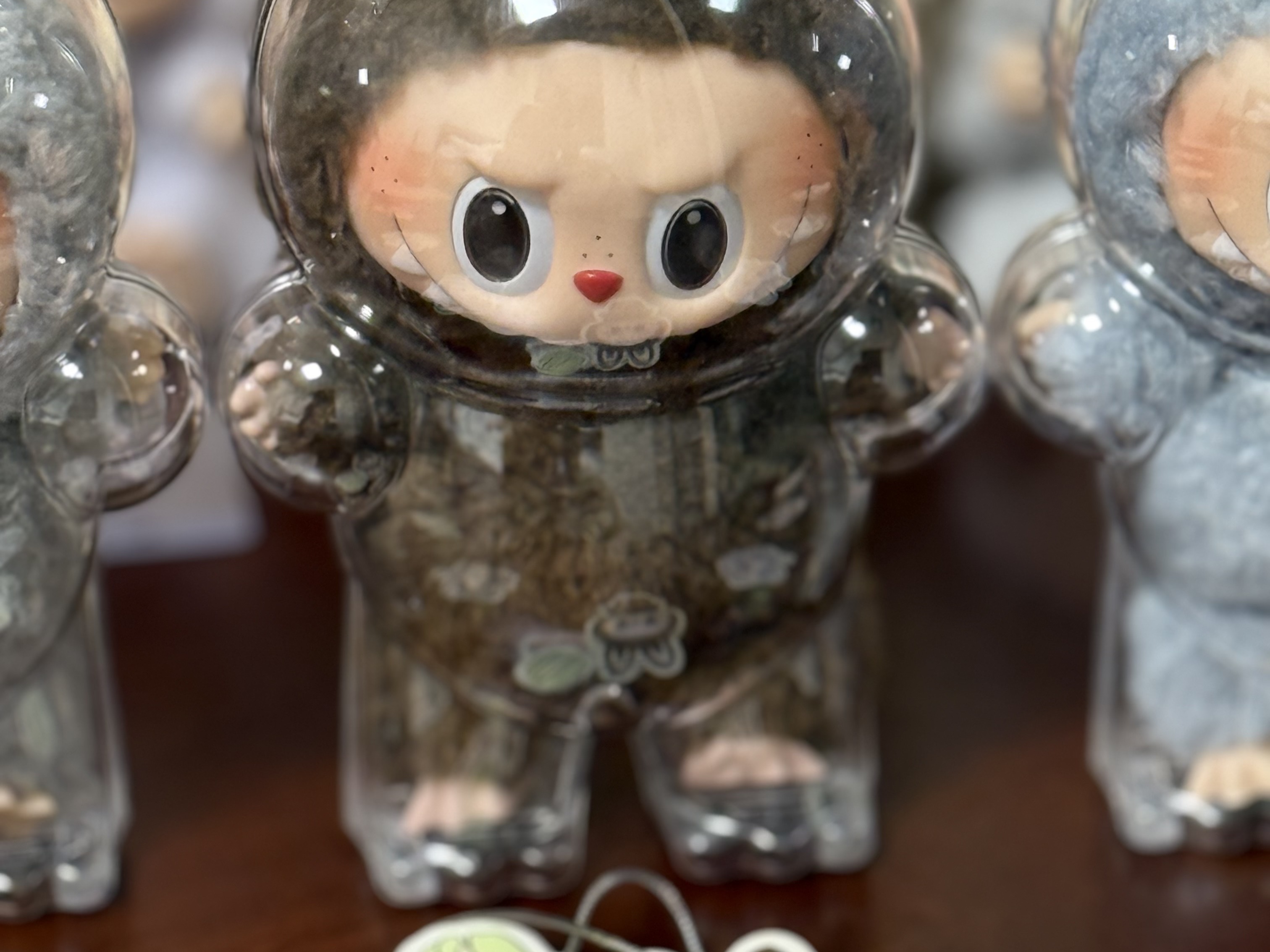 Pop Mart Labubu The Monsters Labubu Tasty Macarons Series Chestnut Cocoa Keyring (Opened Case) 착용 스타일 - 1