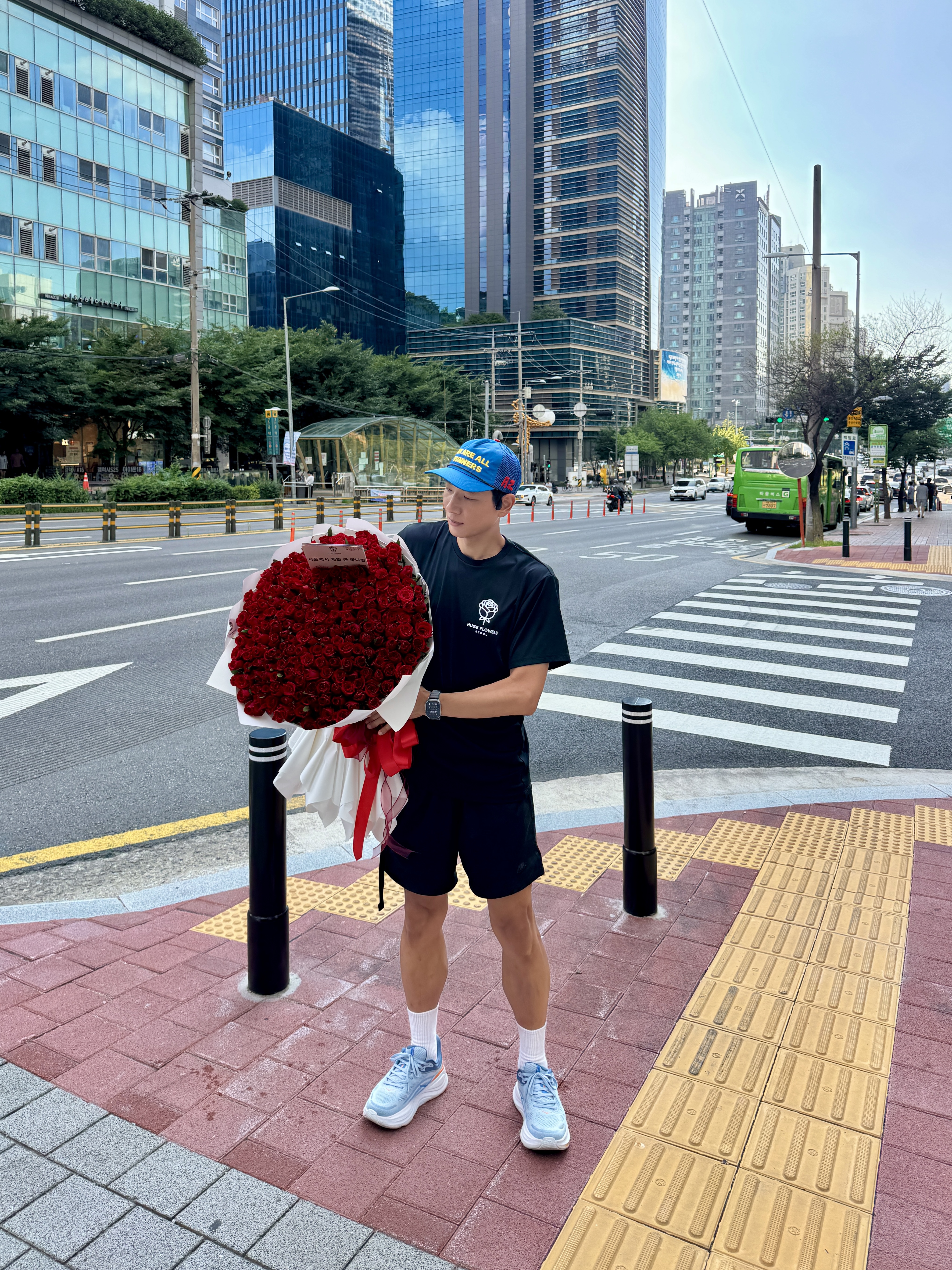 Hoka Bondi 9 Drizzle Downpour - Wide, Alex Zono x Wherever We Are All Runners Trucker Hat Blue 착용 스타일 - 1