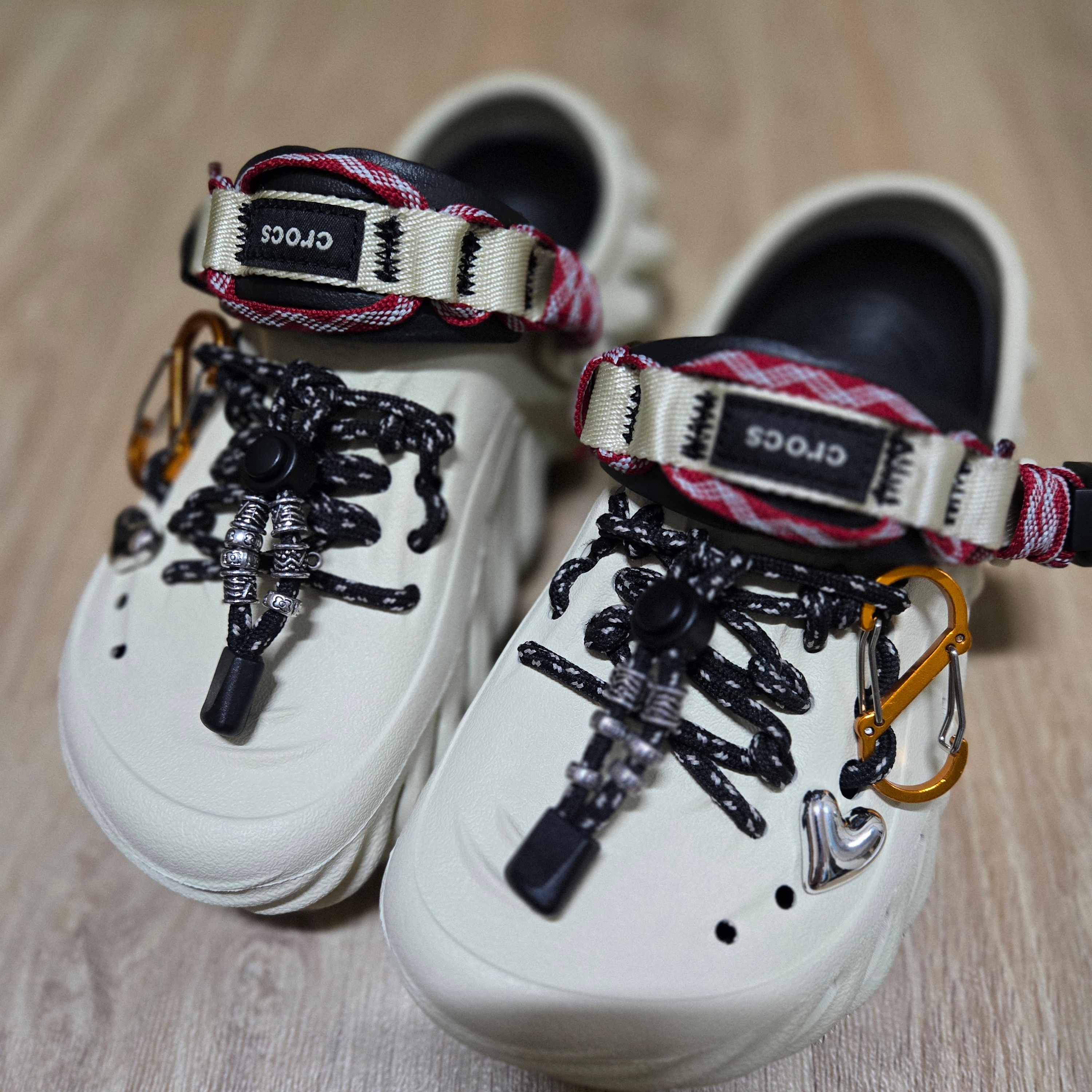 Crocs Echo Clog Bone Black 착용 스타일 - 1