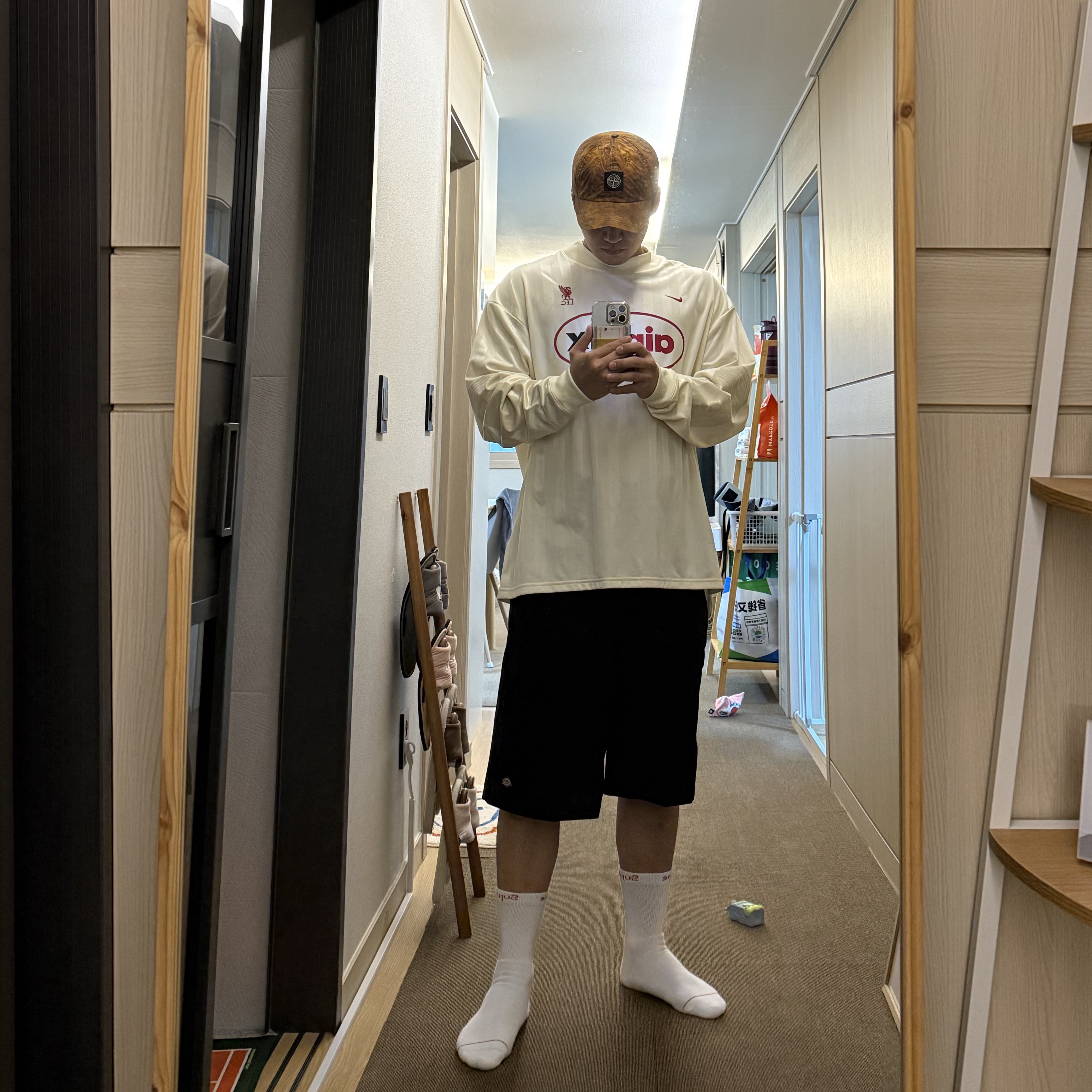 Supreme Hanes Crew Socks White (4 Pack), Dickies Loose Fit 13 Inch Flat Front Work Shorts Black 착용 스타일