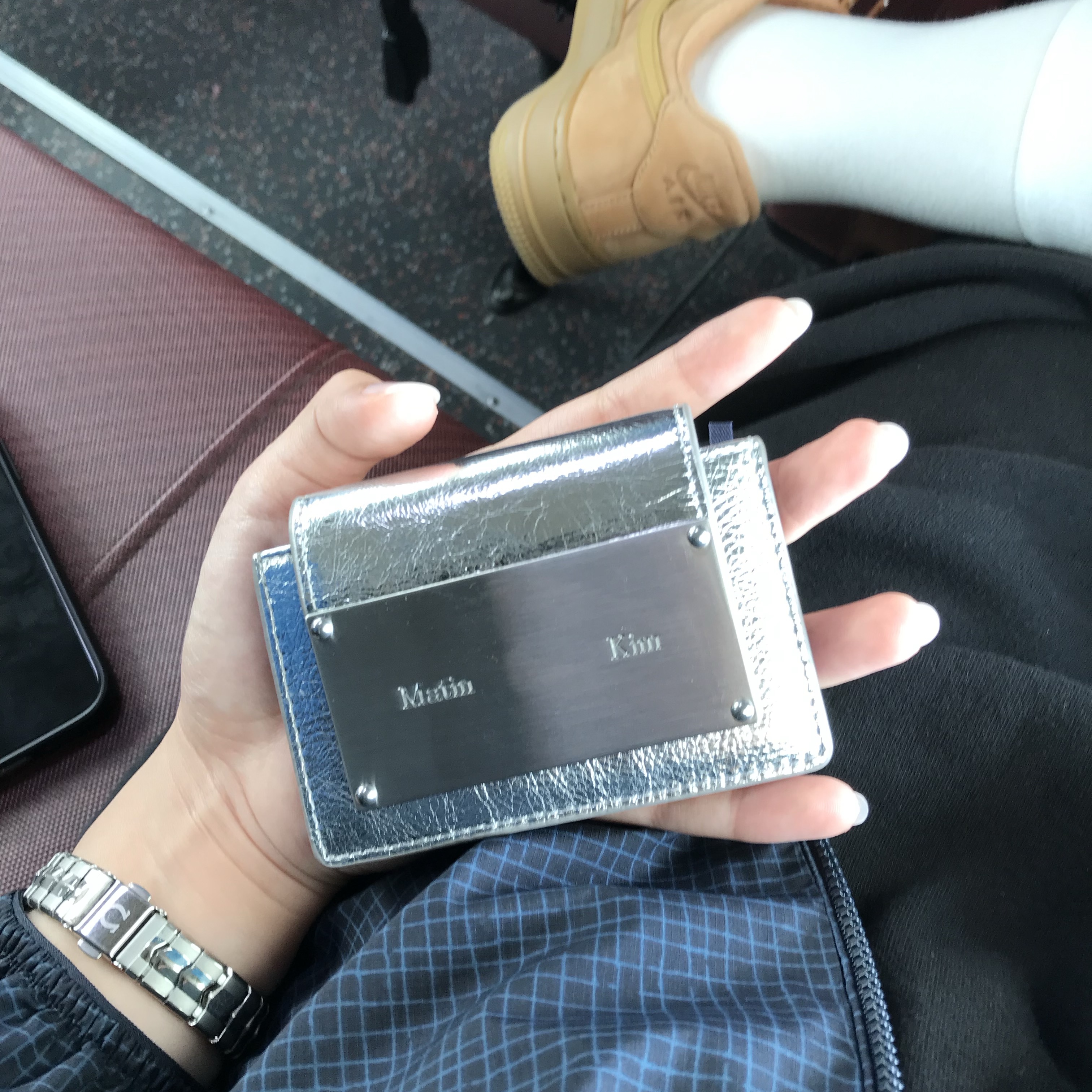 Matin Kim Accordion Wallet Silver 착용 스타일