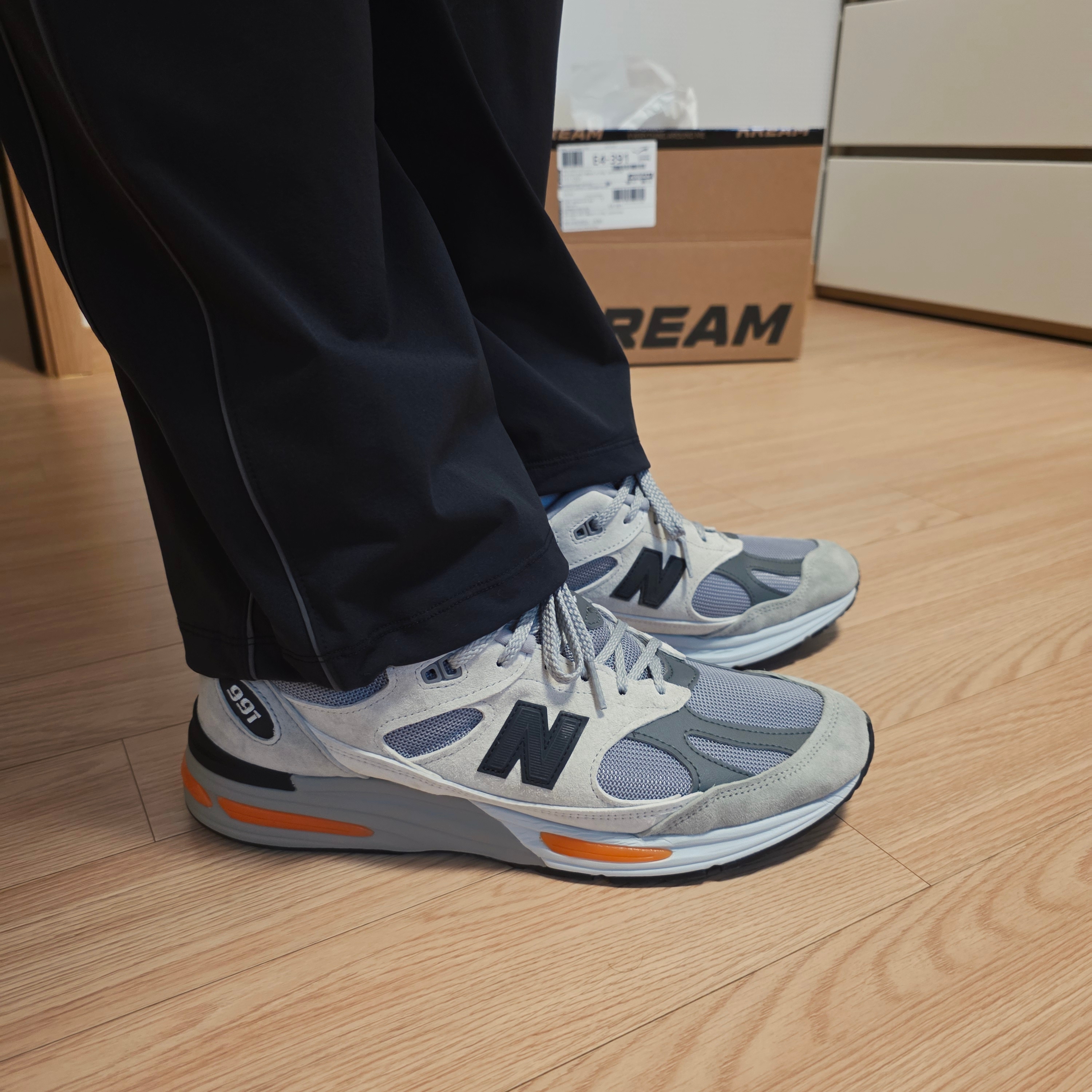 New Balance 991v2 Made in UK Pelican Abbey Stone 착용 스타일 - 3