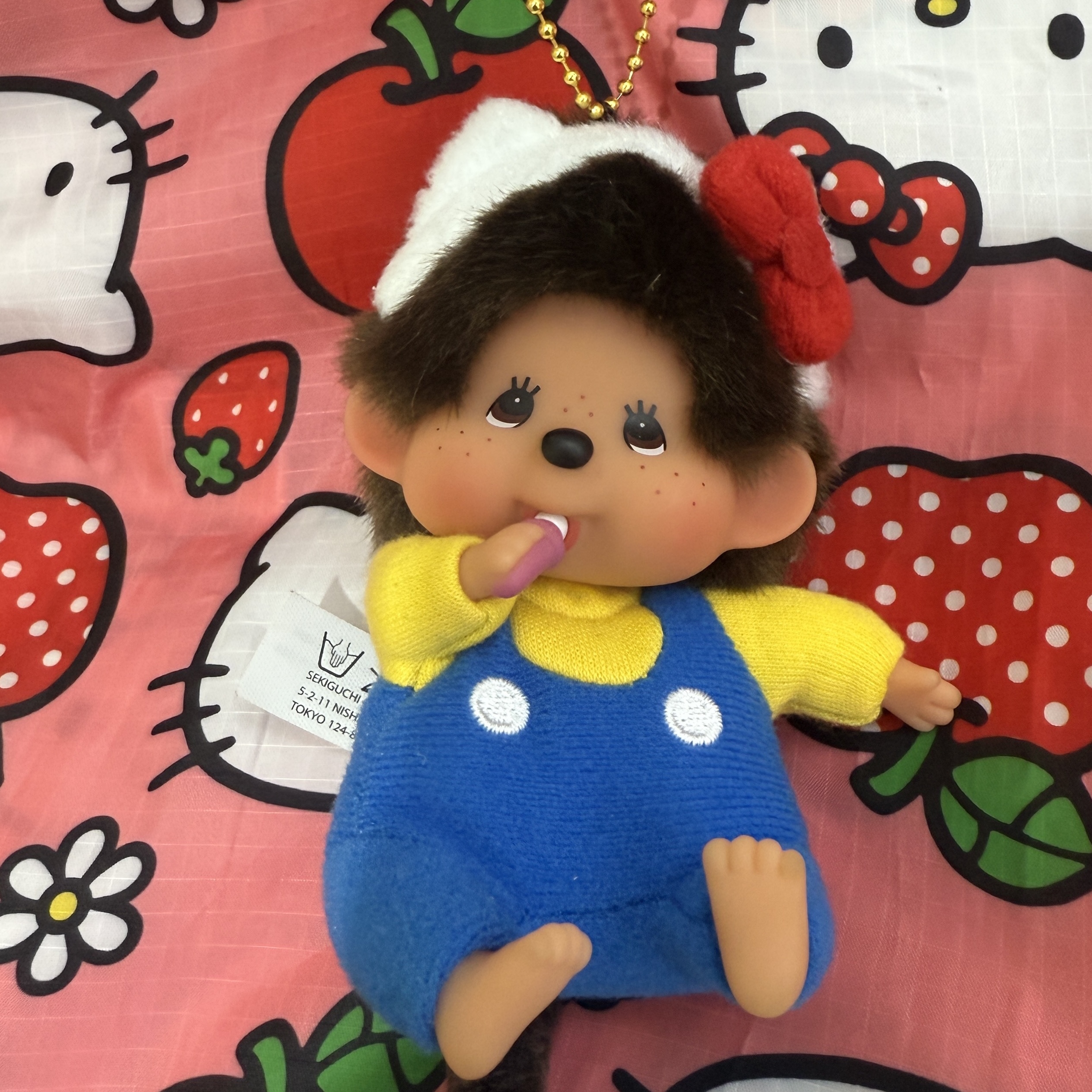 Sanrio Hello Kitty x Monchhichi 50th Anniversary Monchhichi Holder 착용 스타일