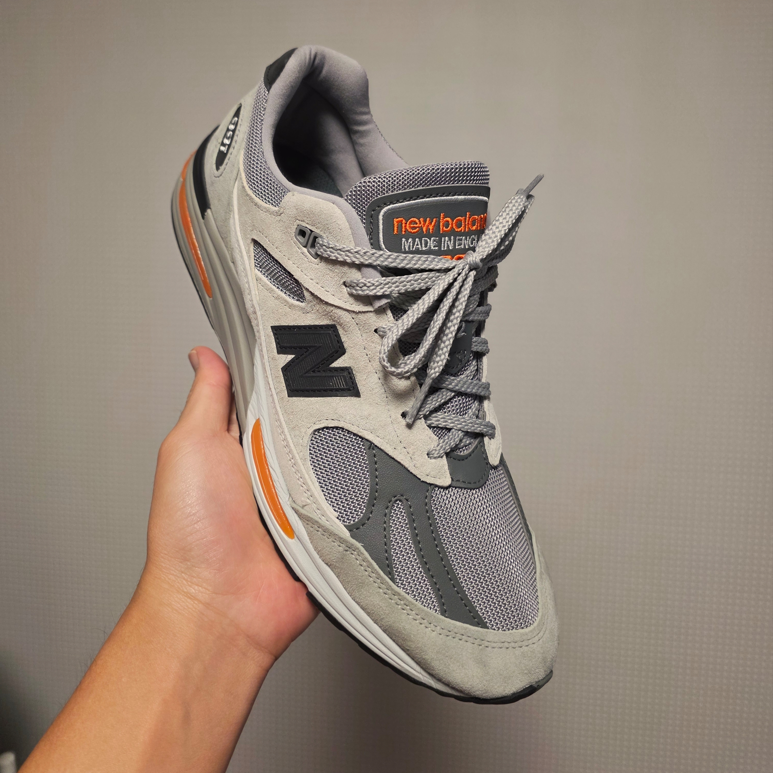 New Balance 991v2 Made in UK Pelican Abbey Stone 착용 스타일 - 1