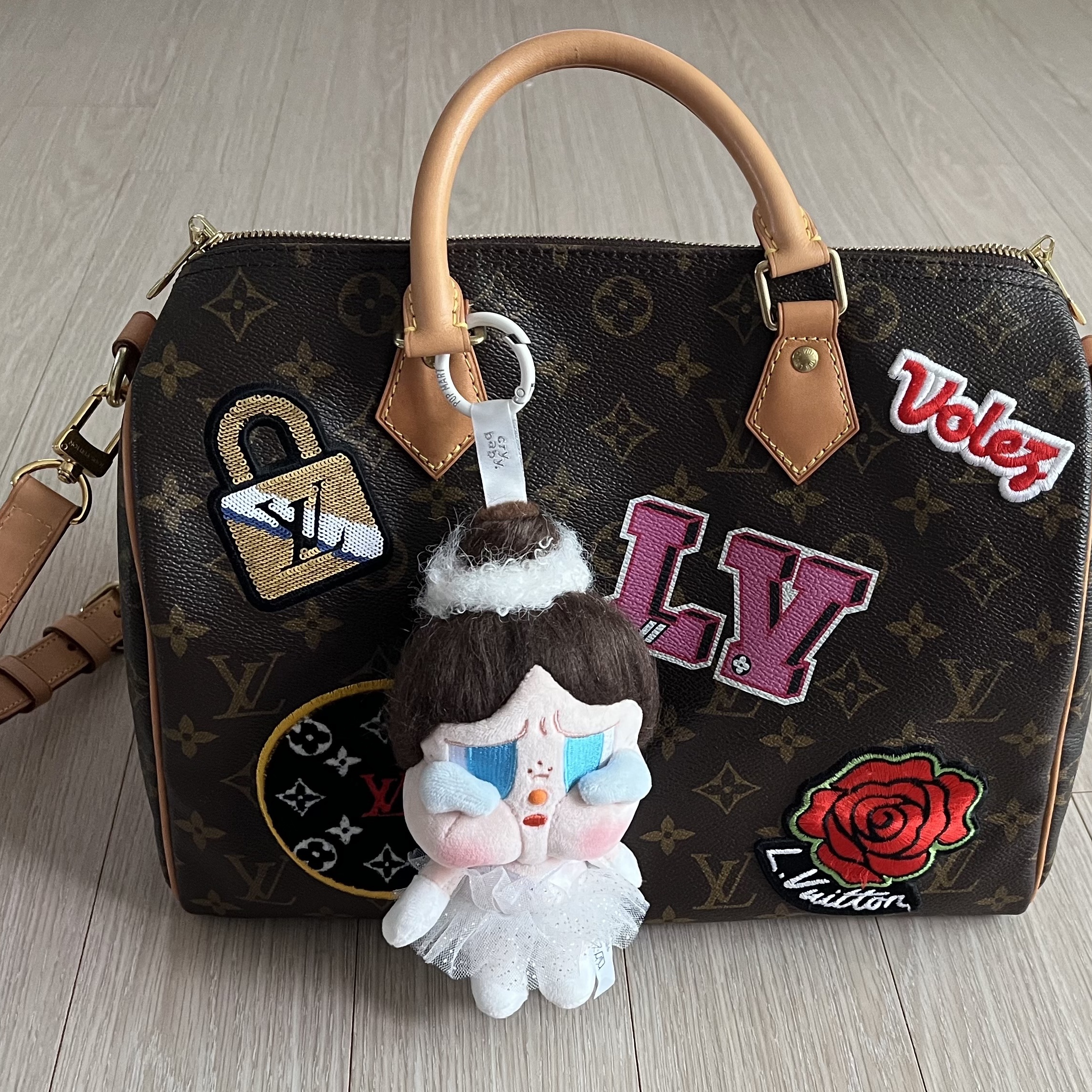 Pop Mart Crybaby Shiny Shiny Series Plush Pedant Blister Pack 착용 스타일