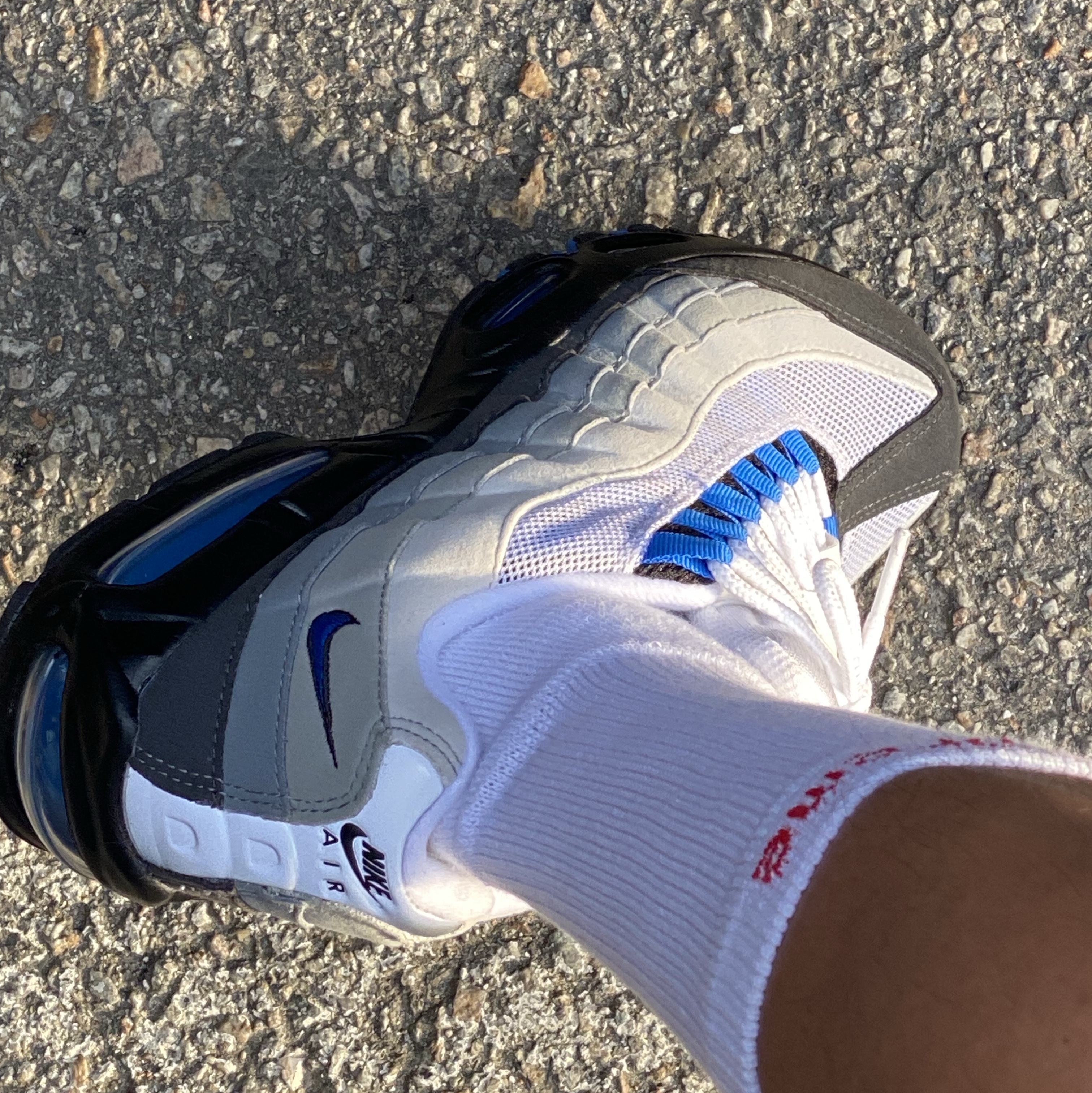 Nike Air Max 95 OG Cool Grey and Blue Spark, Supreme Hanes Crew Socks White (4 Pack) 착용 스타일
