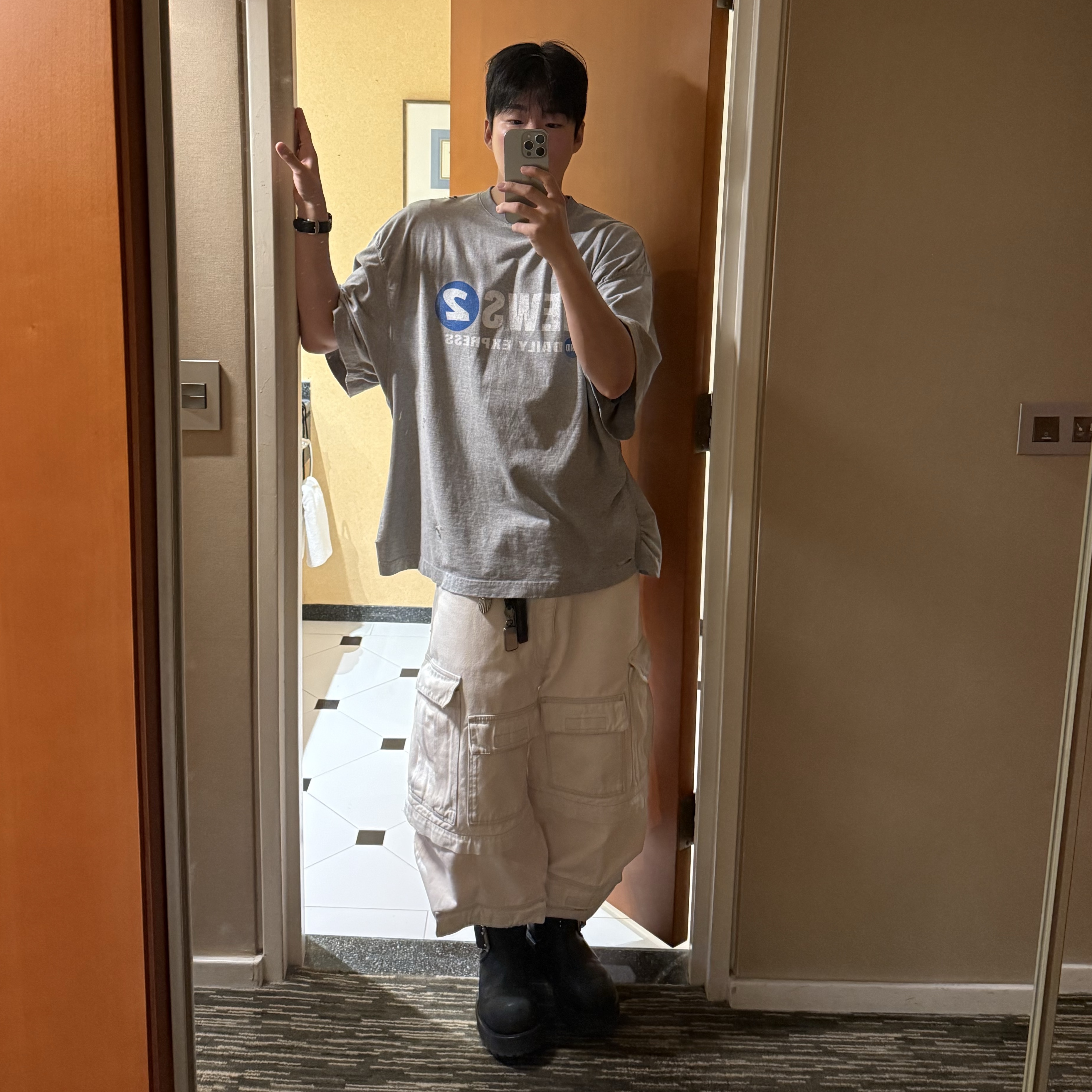 (W) Balenciaga Venom Boot Black, Nonnod Puckering News T-shirt Vintage grey 착용 스타일 - 1