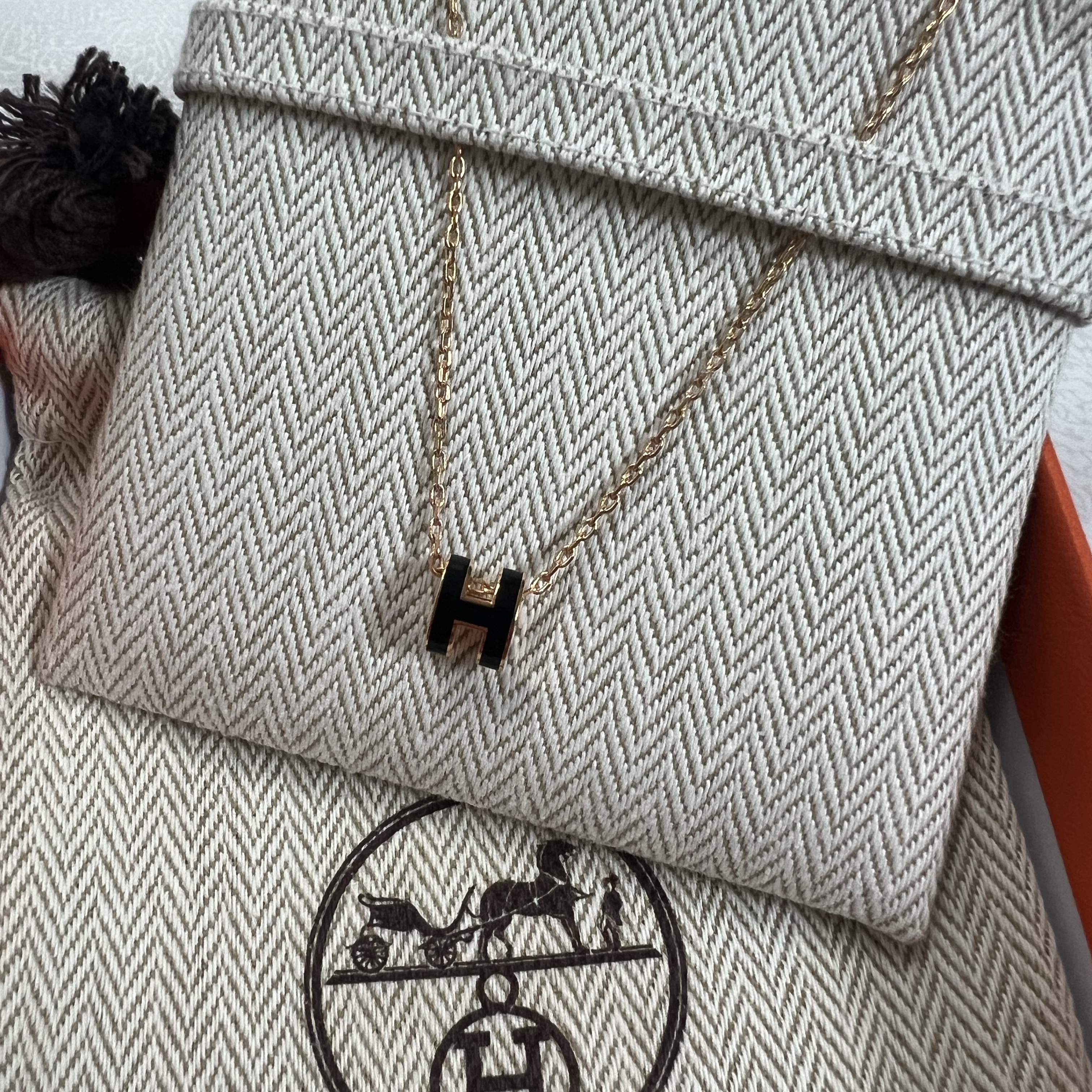 (W) Hermes Mini Pop H Pendant Rose Gold & Noir 착용 스타일