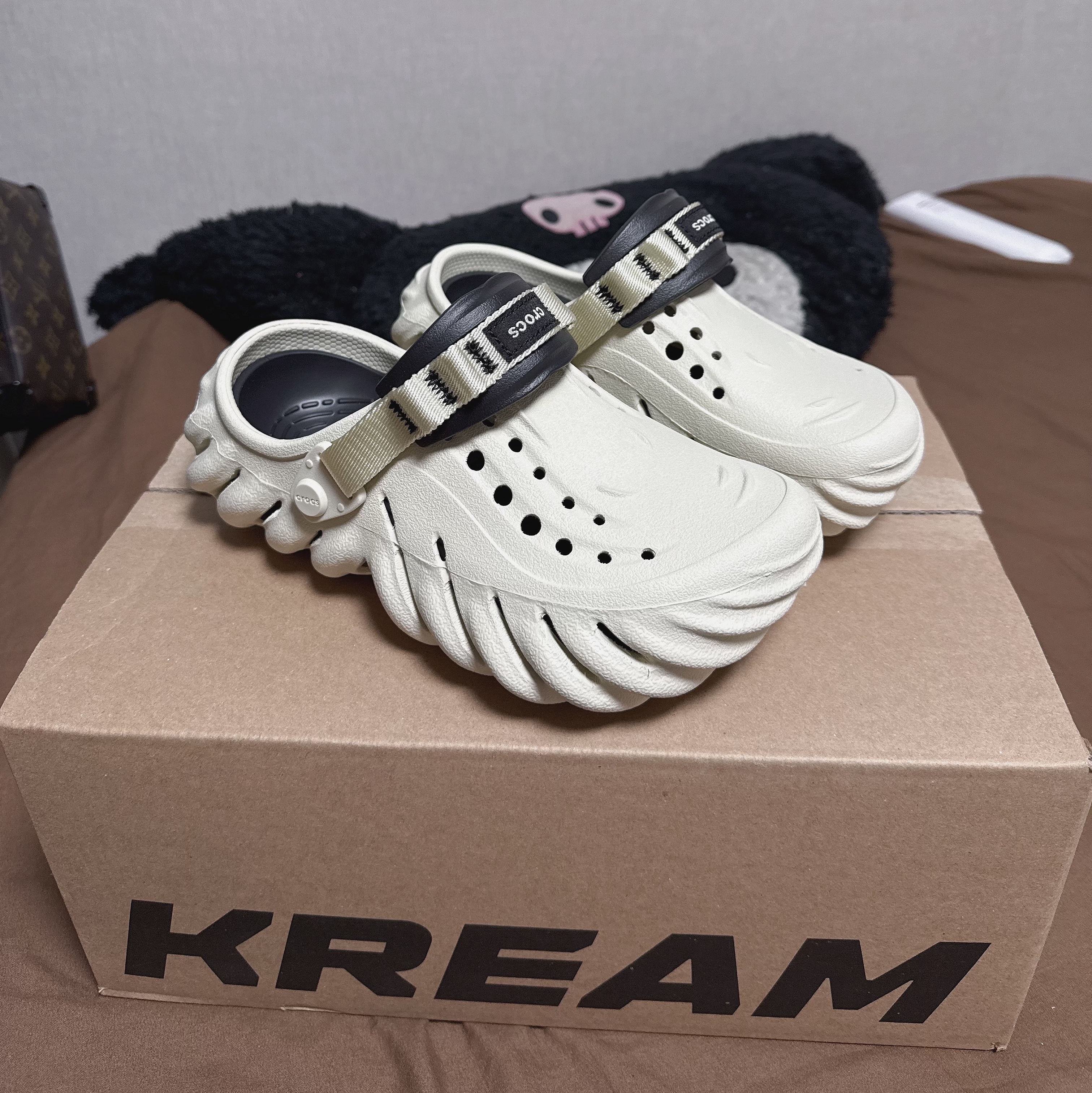 Crocs Echo Clog Bone Black 착용 스타일