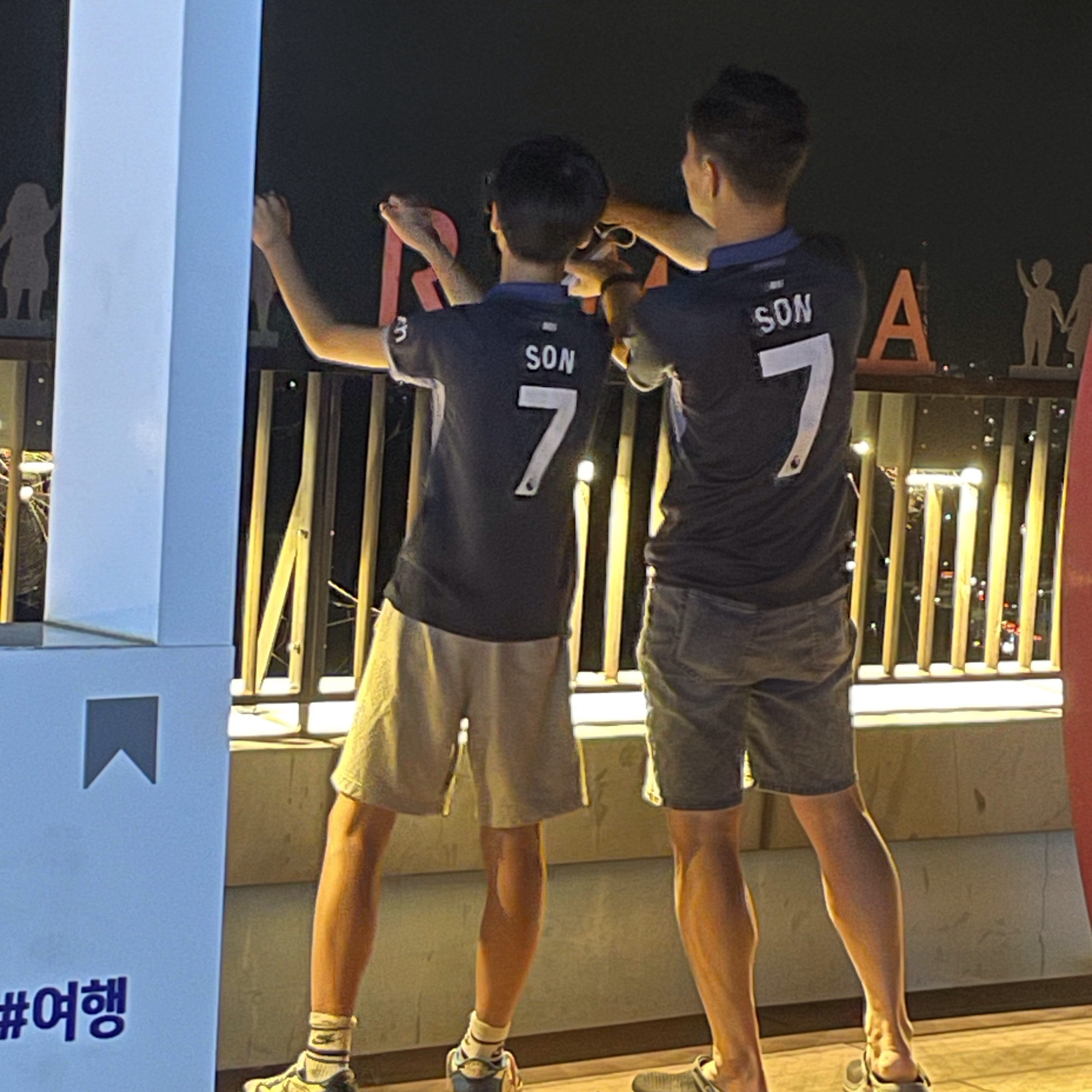 Nike Tottenham Hotspur 2023/24 Dri-Fit Stadium Away Jersey Mystic Navy (Non Marking Ver.), Jordan 1 x Travis Scott x Fragment Retro Low OG SP Military Blue 착용 스타일 - 4