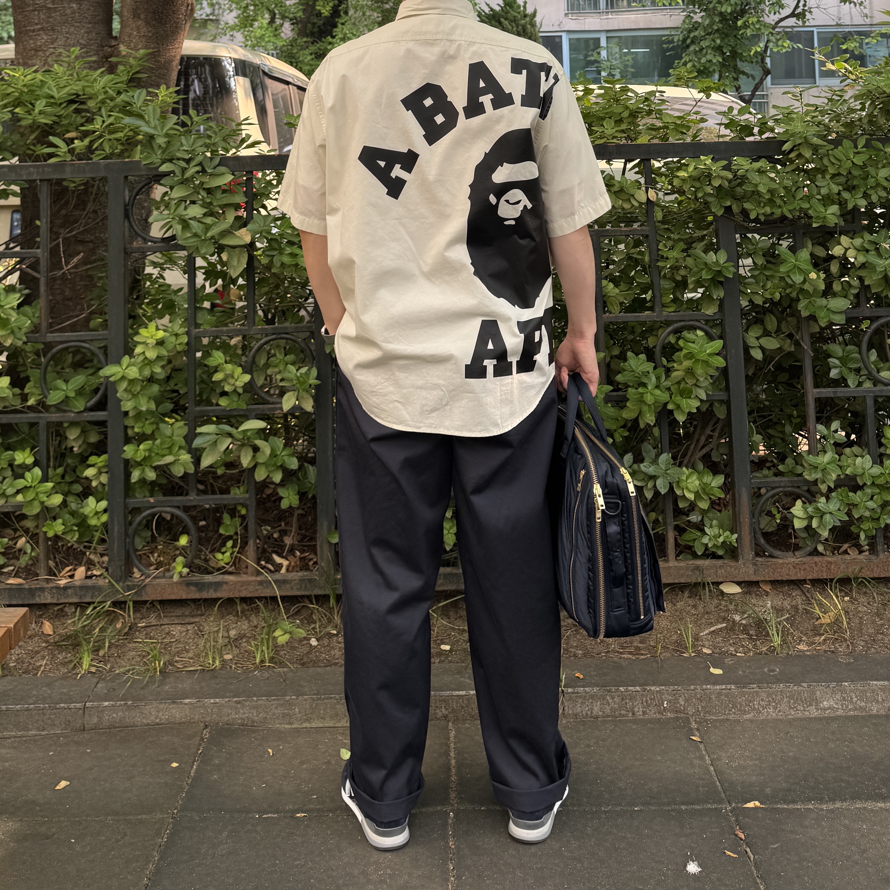 BAPE Big College Shirt White, New Balance 996 Navy Silver 착용 스타일 - 2