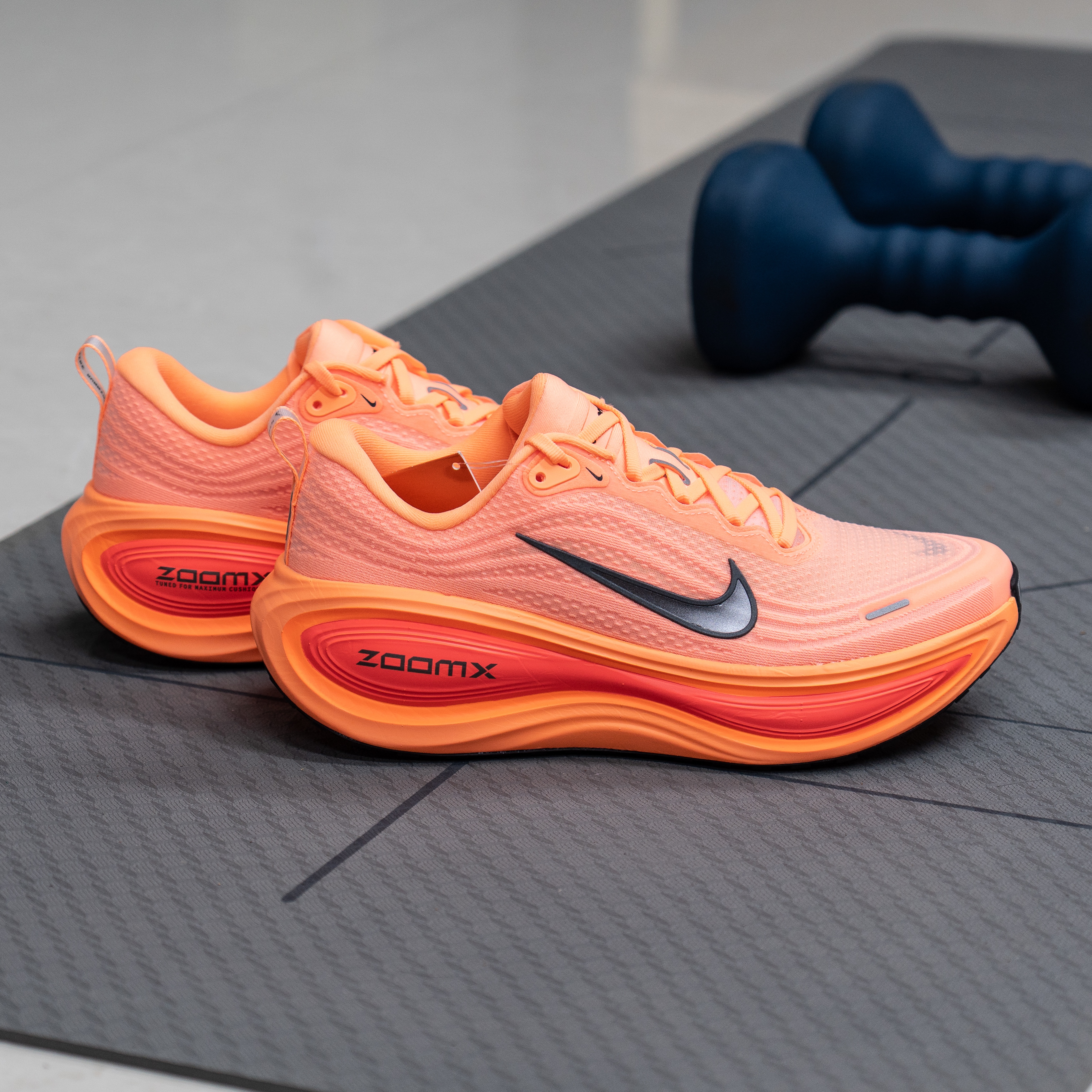 Nike Vomero Plus Orange Pulse Hot Lava 착용 스타일