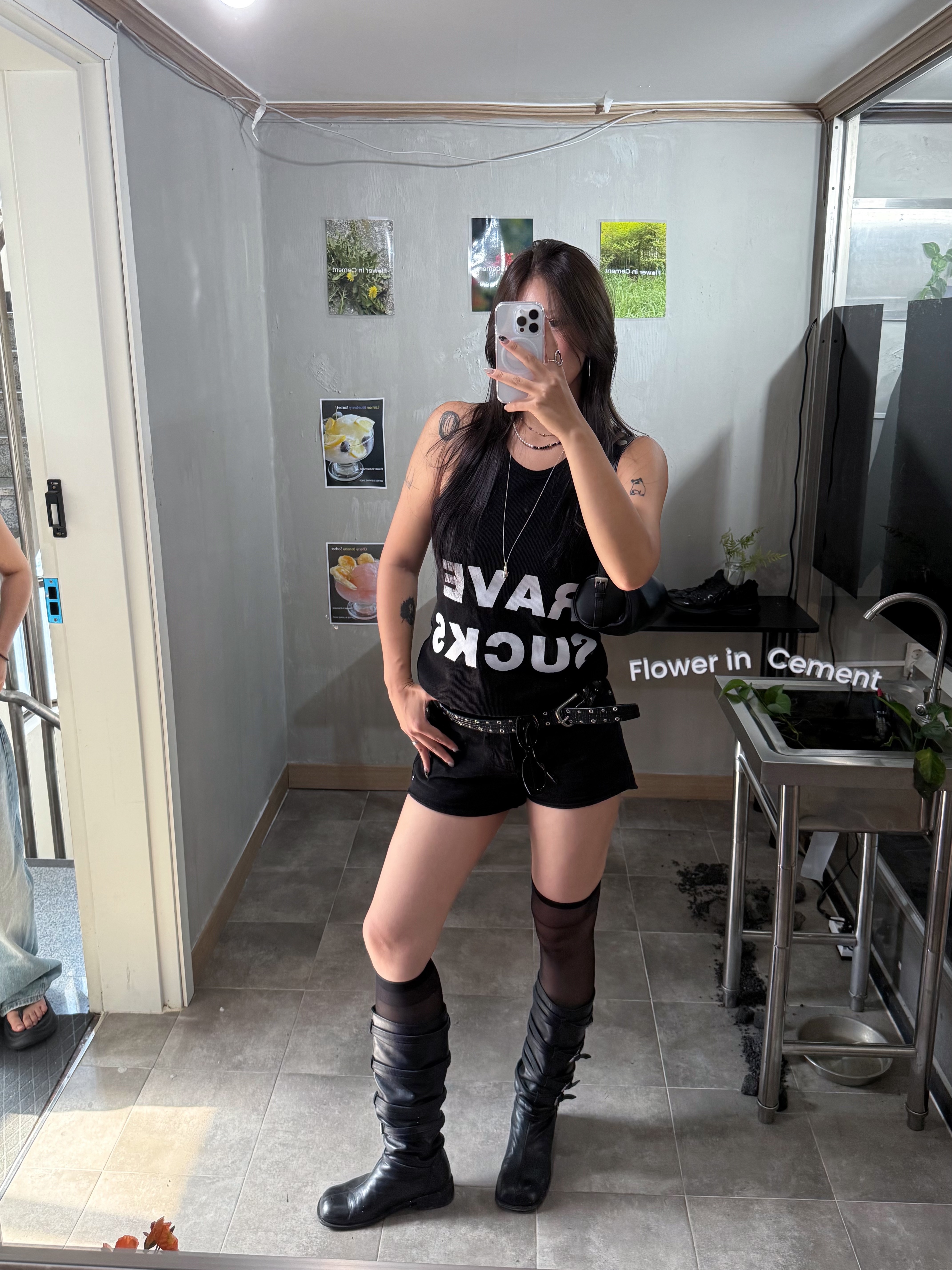 smallstupidtunes Rave Waffle Tank Top Black 착용 스타일 - 2