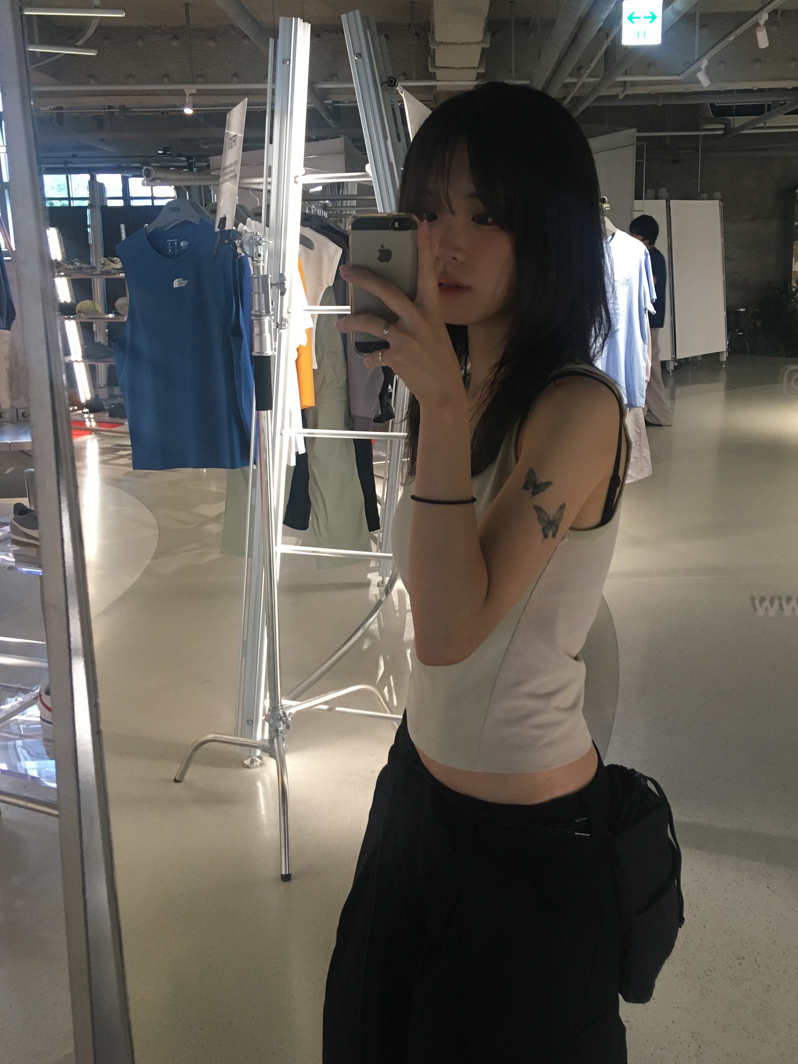 (W) Mischief Rhombus Color Blocked Sleeveless Beige, Sansan Gear Varied Cross Bag Black - 25SS 착용 스타일