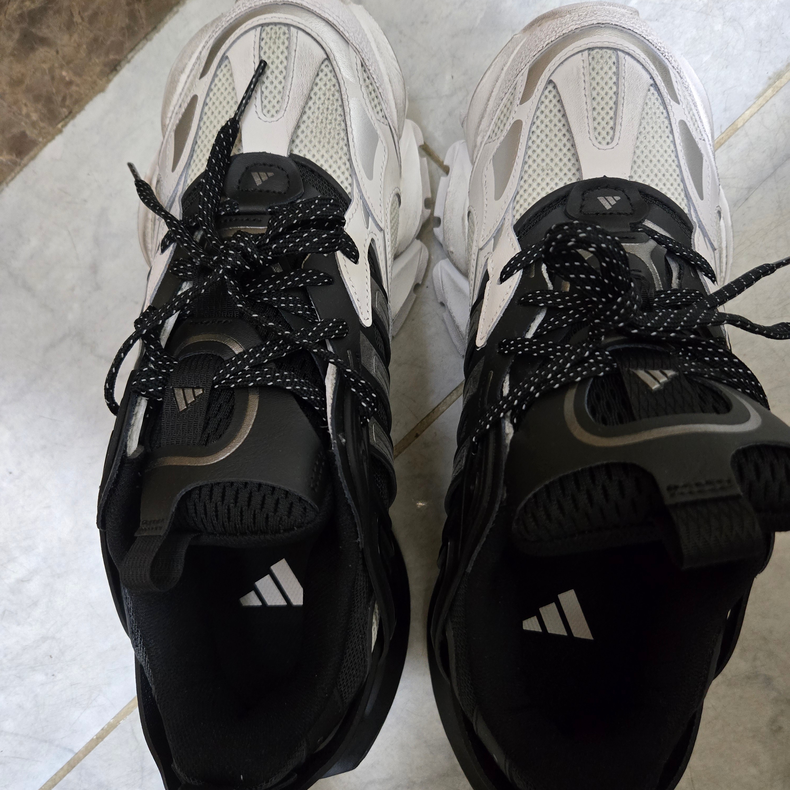 Adidas Vento XLG Runner Deluxe Sneakers White Black 착용 스타일