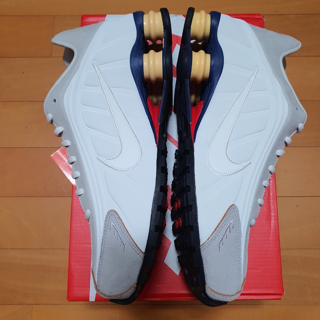 Nike Shox R4 PRM Light Iron Ore and Phantom 착용 스타일