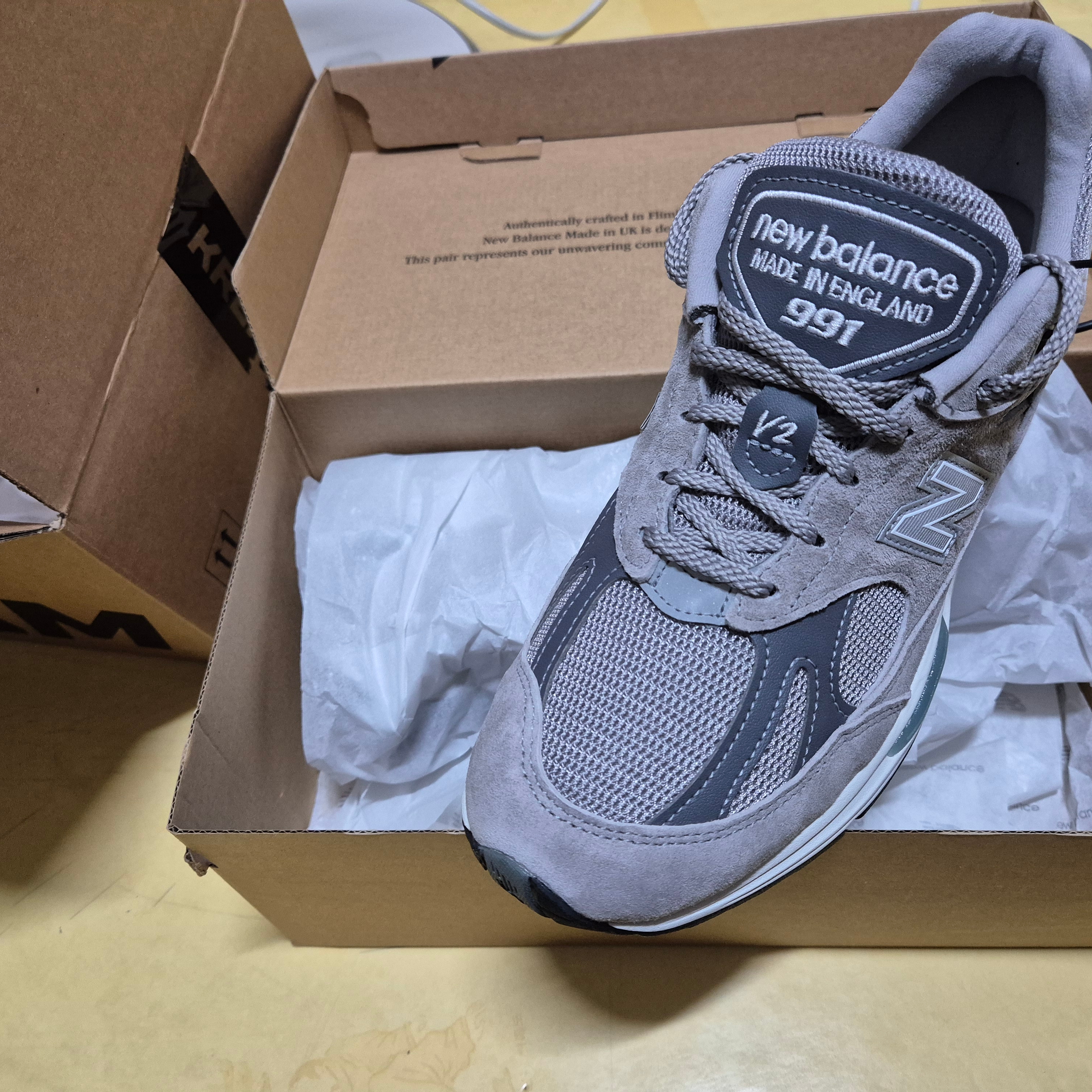 New Balance 991v2 Made in UK Rock Ridge Alloy Silver 착용 스타일