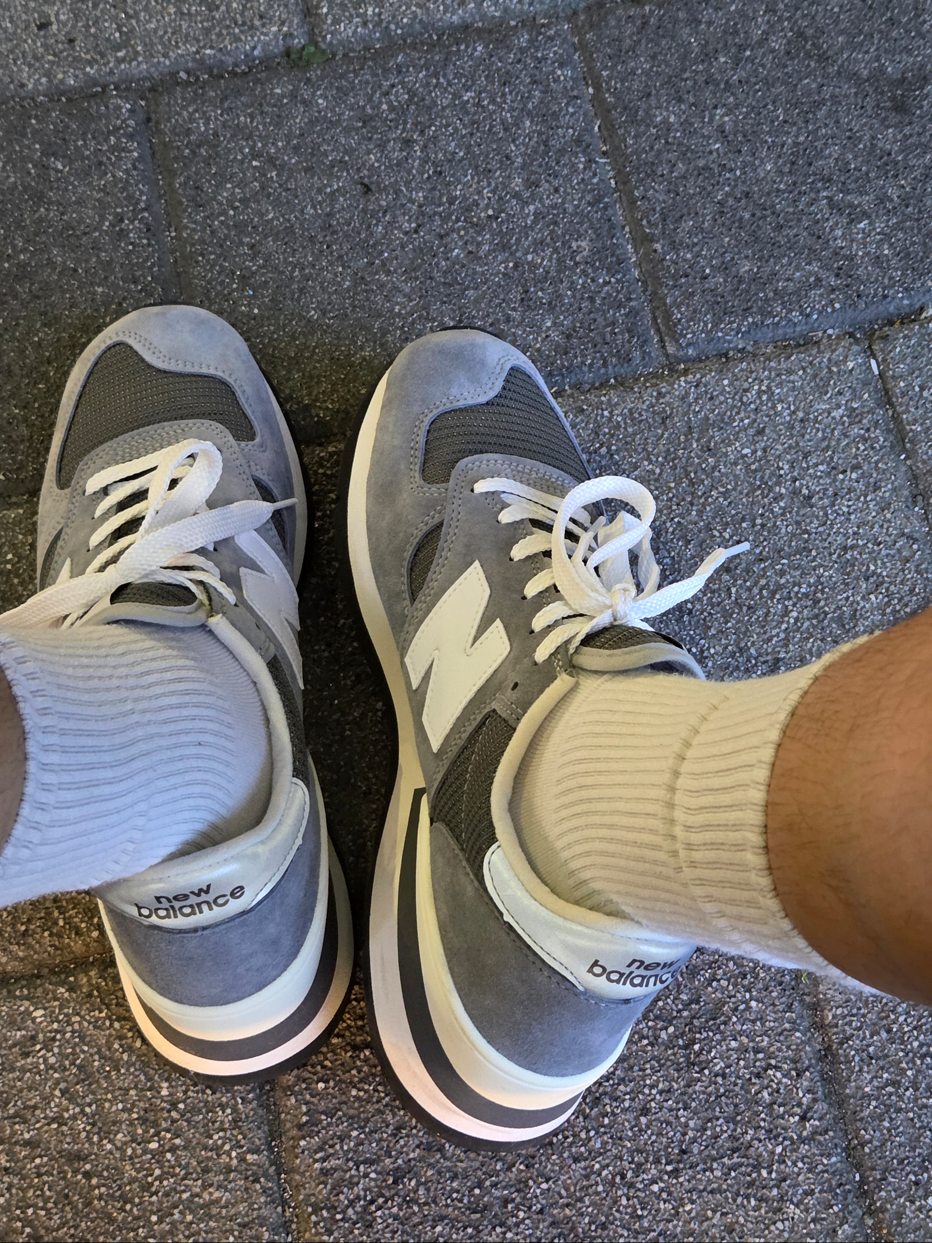 New Balance 990v1 Made in USA Grey White, Hamilton Khaki Field Mechanical 38mm Nato Strap Green Black 착용 스타일 - 2