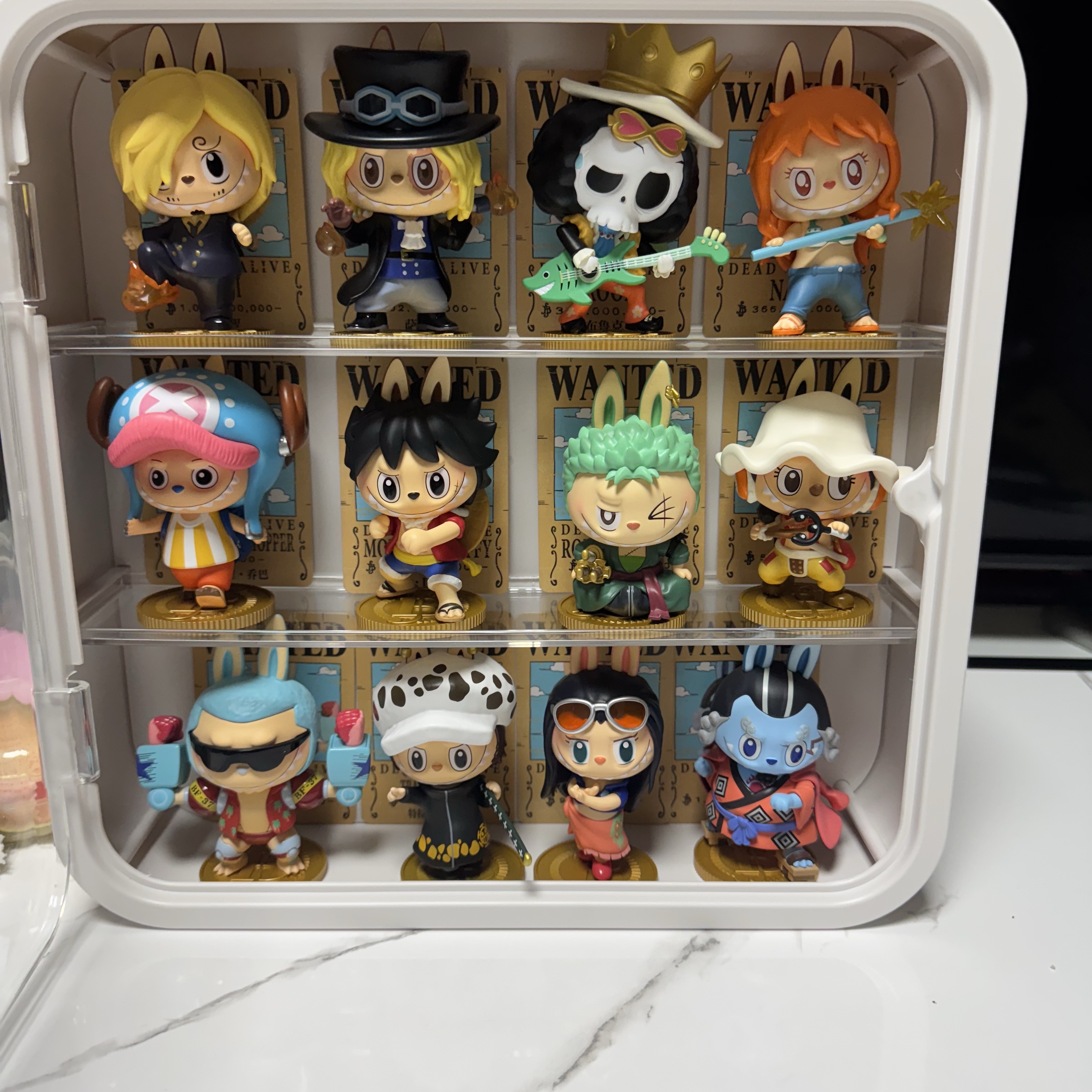 Pop Mart Labubu The Monsters x One Piece Series Figures Sealed Case (12 Blind Boxes) 착용 스타일
