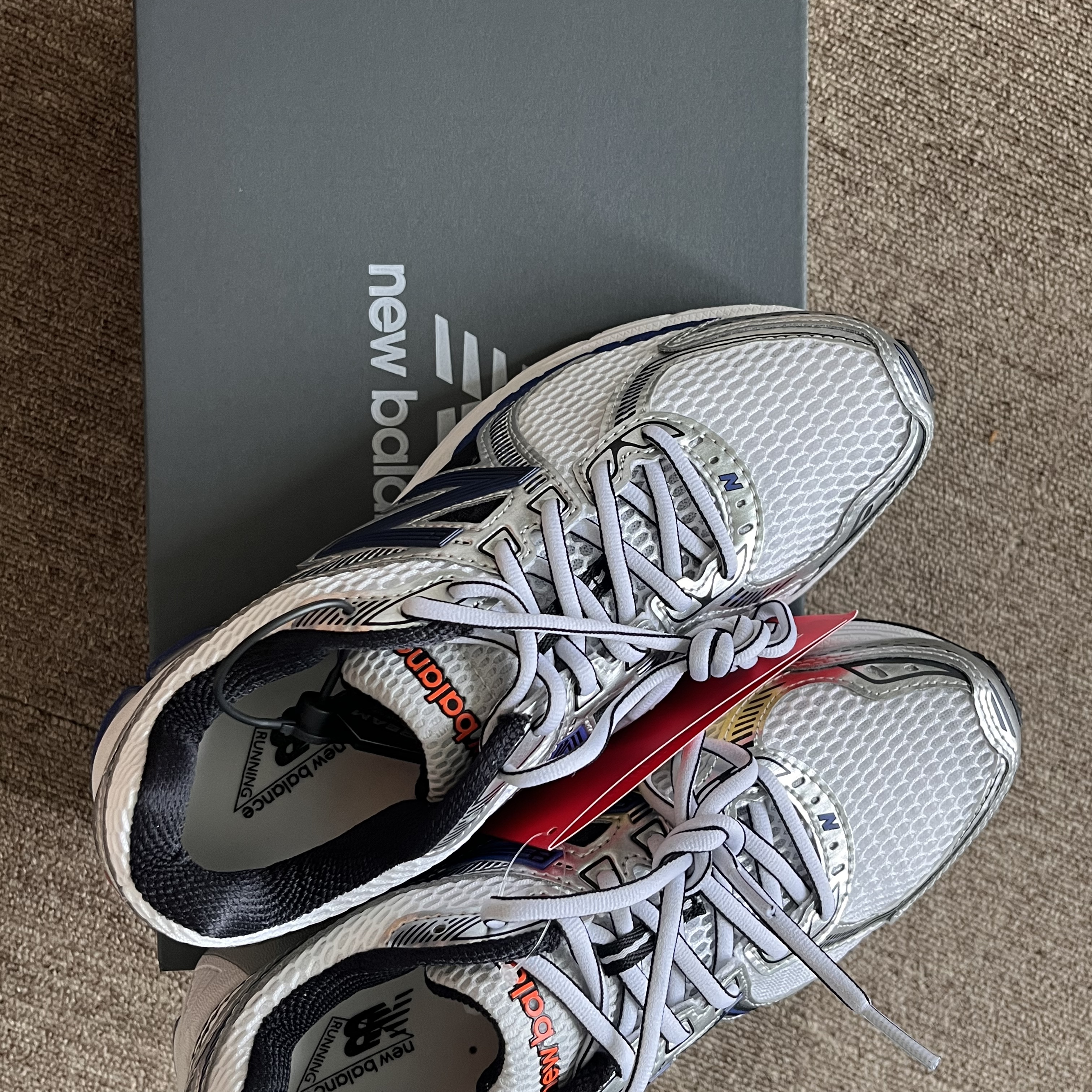 New Balance 860v2 Metallic Silver 착용 스타일