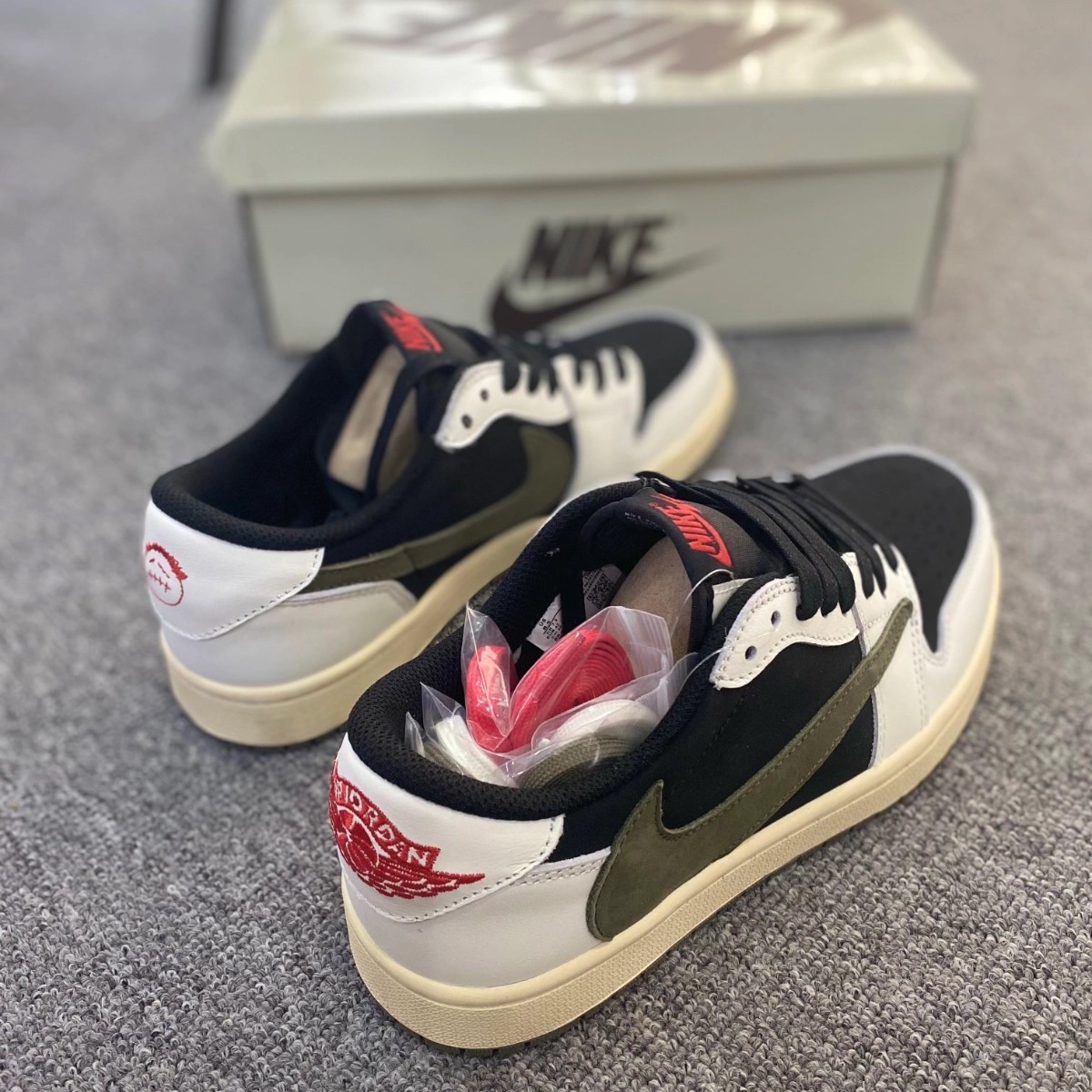 (W) Jordan 1 x Travis Scott Retro Low OG SP Medium Olive 착용 스타일