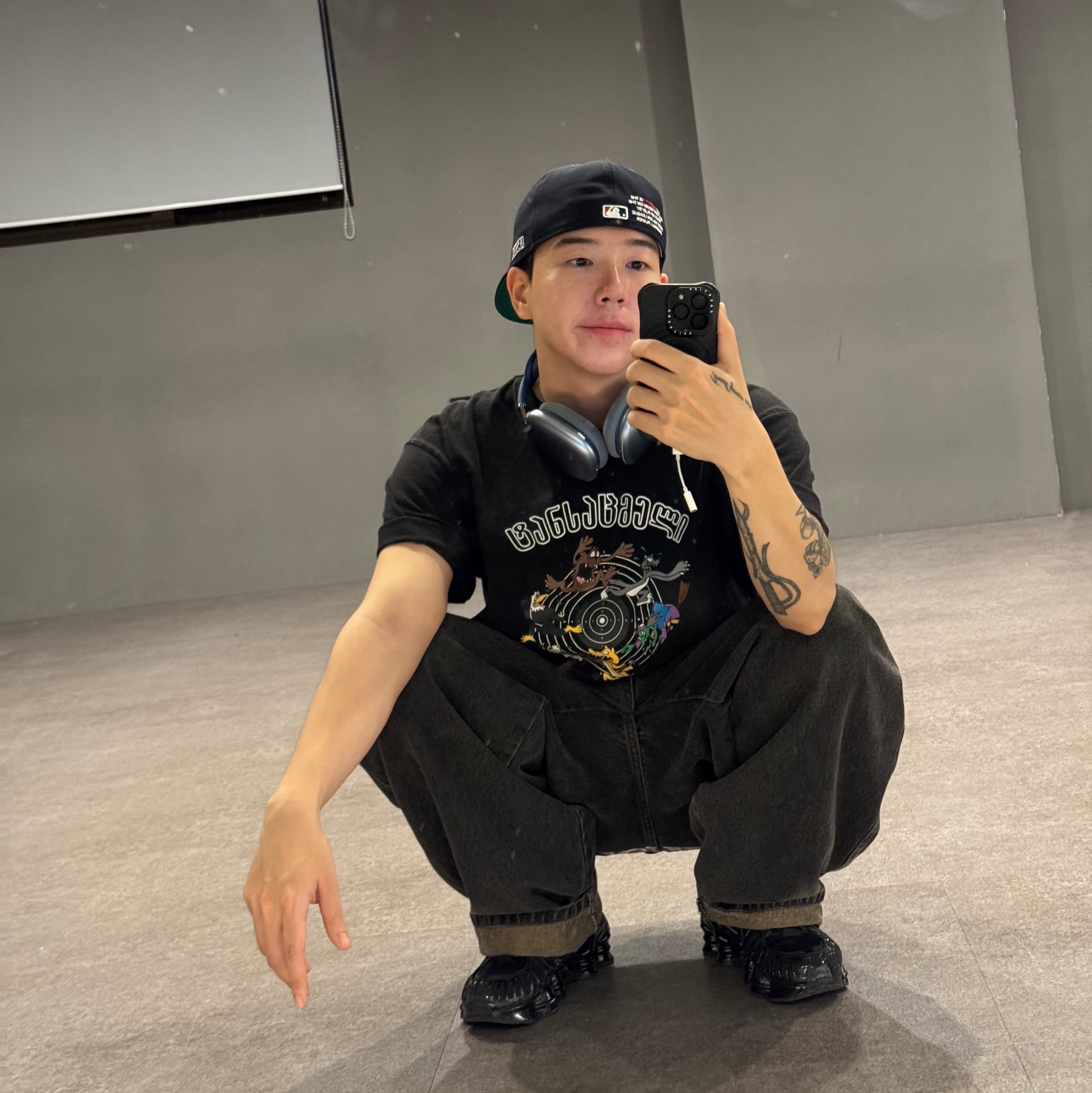 (W) Nike Shox TL Black and Max Orange 착용 스타일 - 1