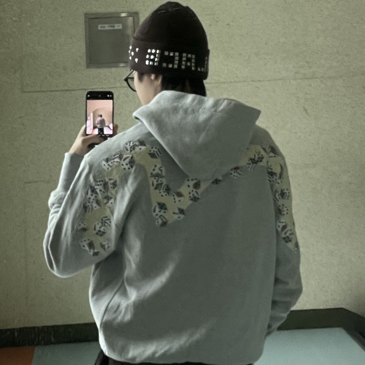 Palace x Evisu Zip Hoodie Grey - 24SS, Palace Emotional Studded Beanie Brown - 25SS 착용 스타일