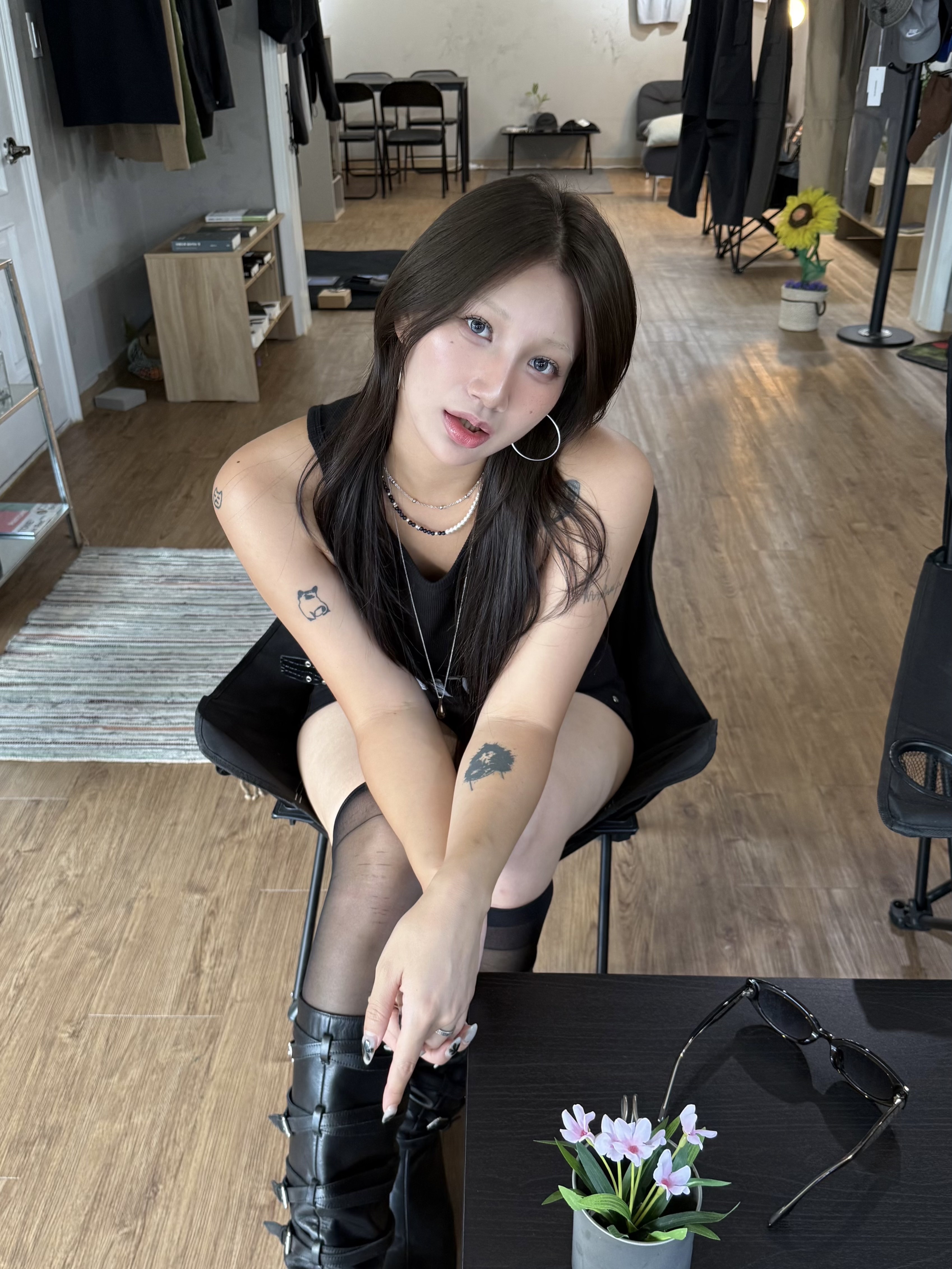 smallstupidtunes Rave Waffle Tank Top Black 착용 스타일 - 7
