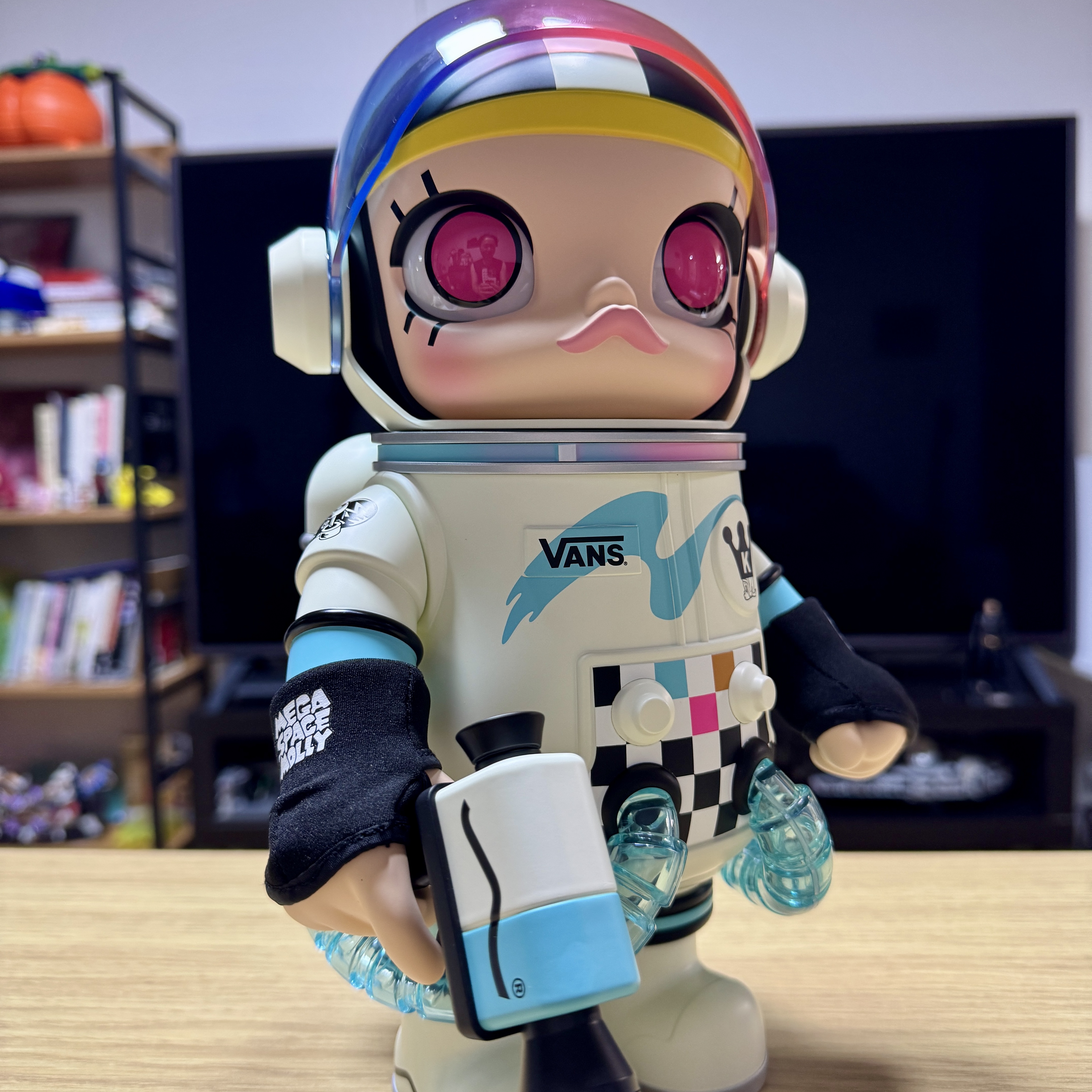 Pop Mart x Vans Mega Space Molly 400% 착용 스타일 - 1