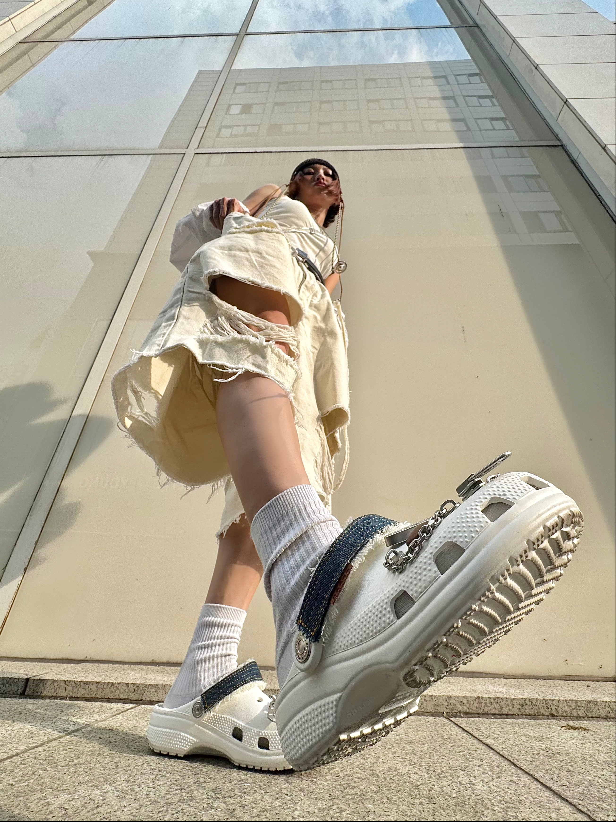 Crocs Classic Summer Denim Clog White 착용 스타일 - 5