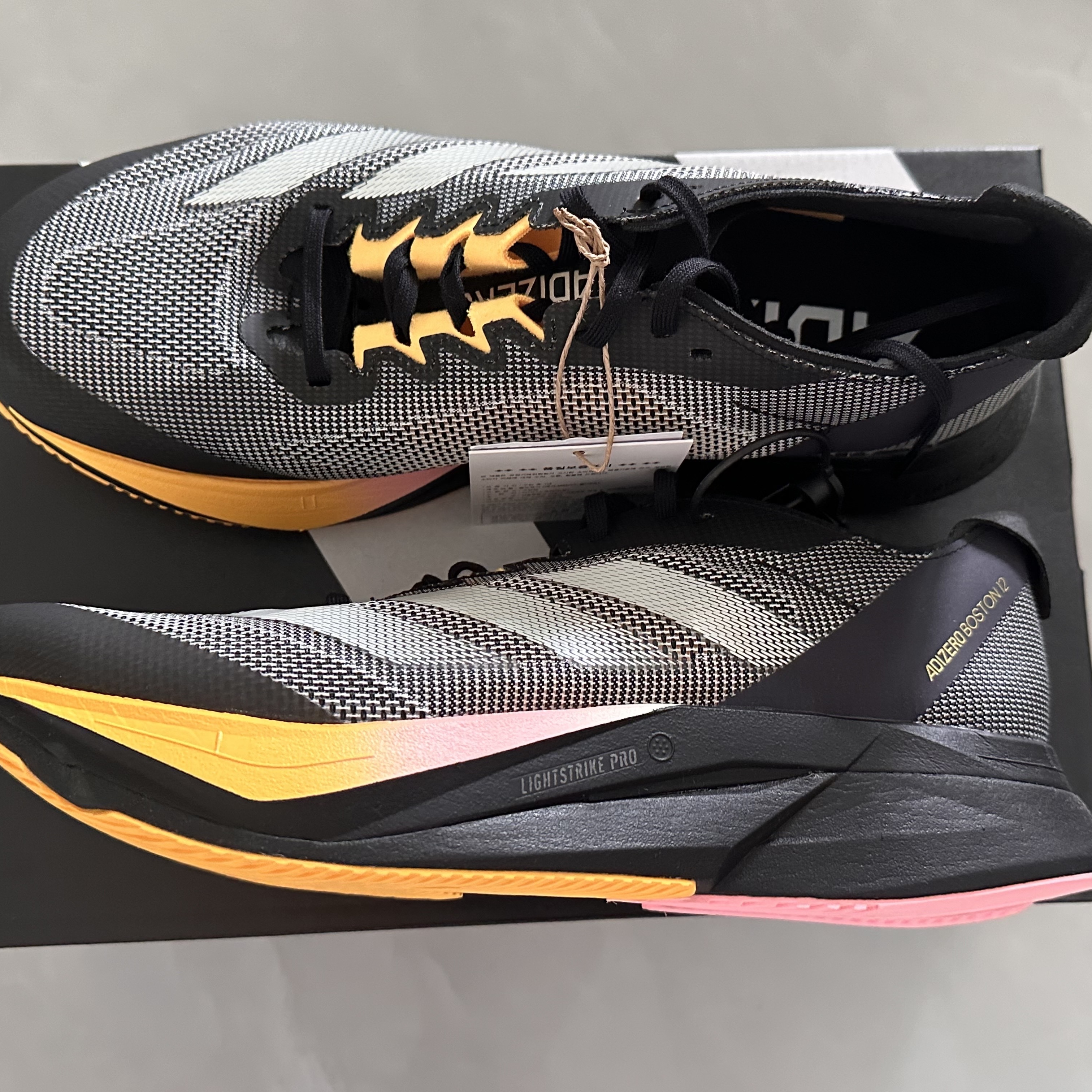 Adidas Adizero Boston 12 Core Black Zero Metalic 착용 스타일 - 3