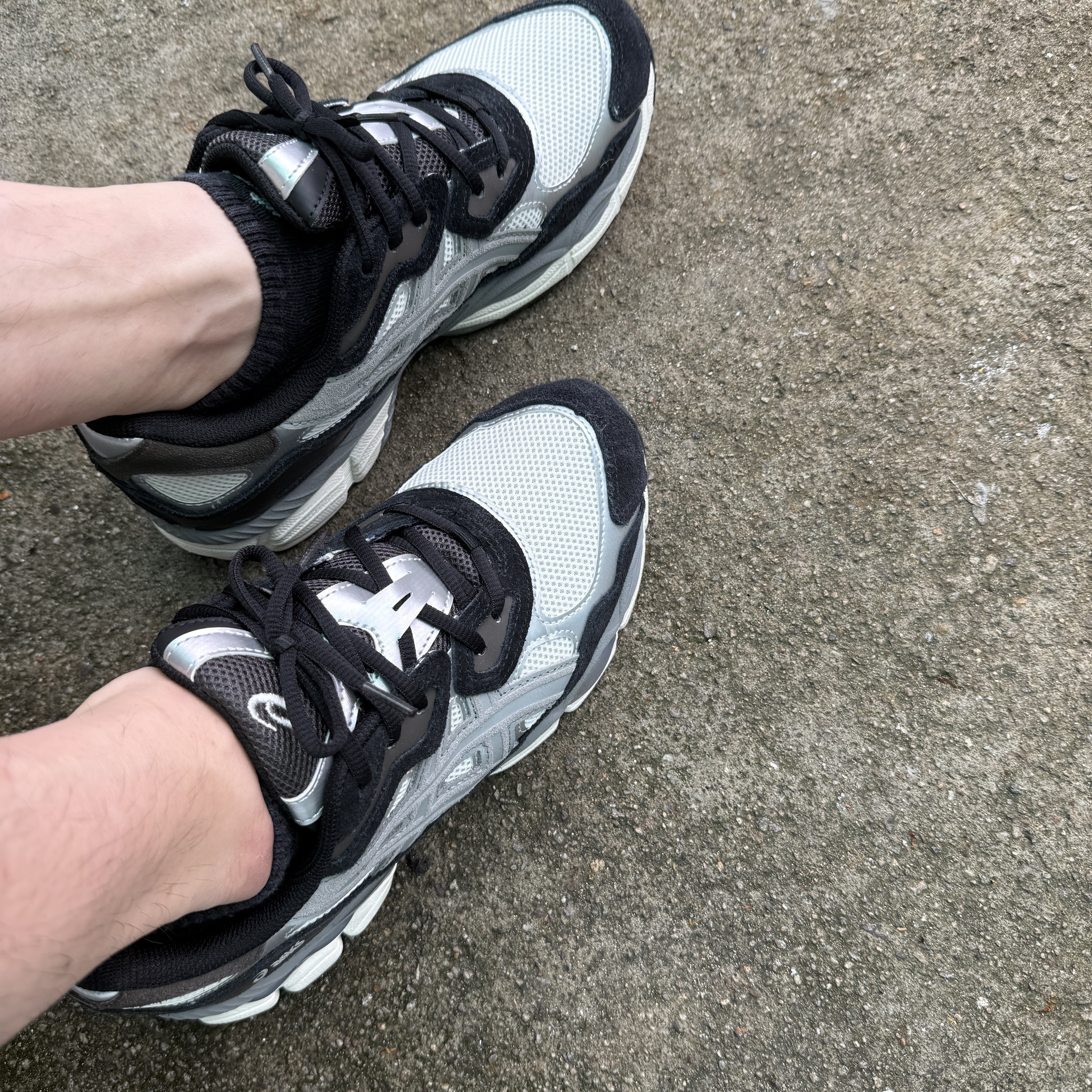 Nike Zoom Vomero 5 PRM Light Iron Ore and Flat Fewter 착용 스타일 - 1
