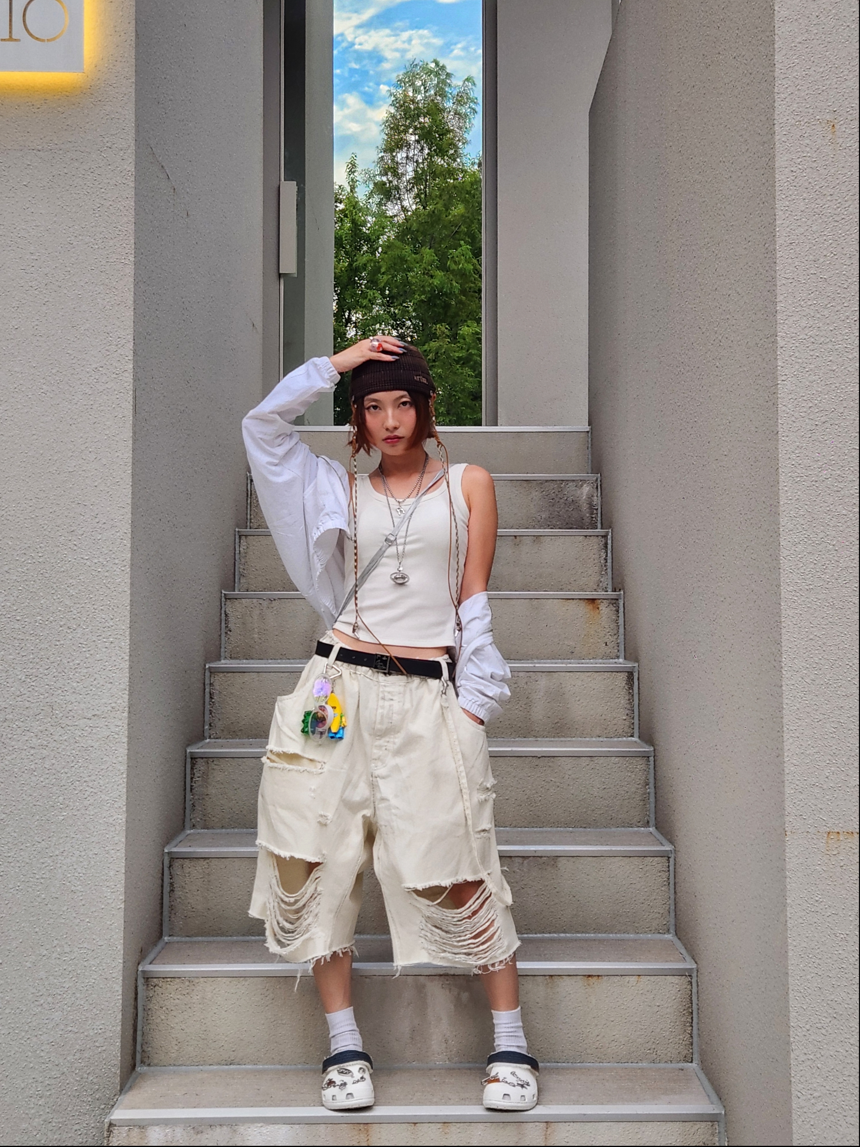 Crocs Classic Summer Denim Clog White 착용 스타일 - 1