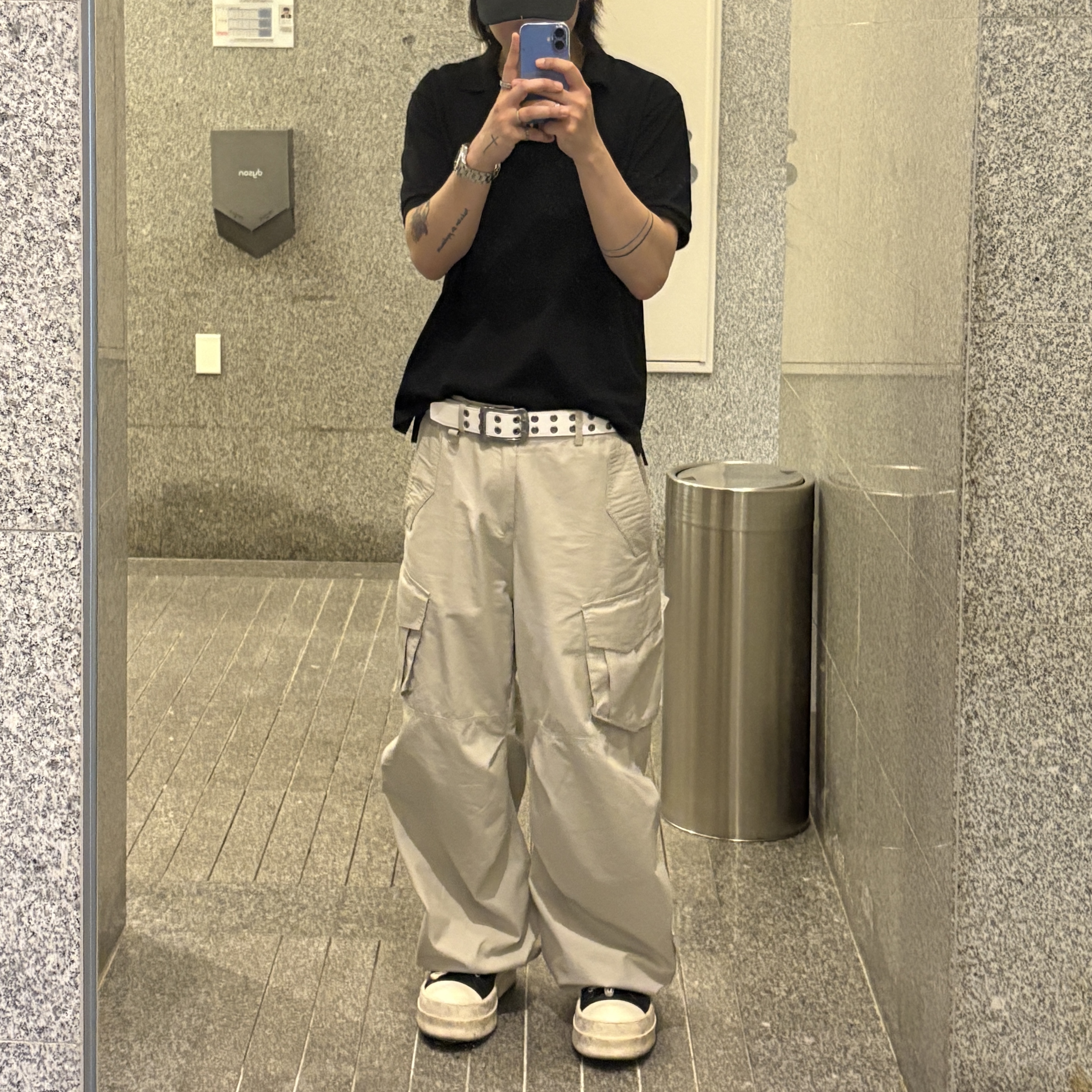 [KREAM 단독] Flavorism VTG Washed Cargo Pants Washed beige, Rick Owens Mega Bumper Sneakers Black Milk 착용 스타일