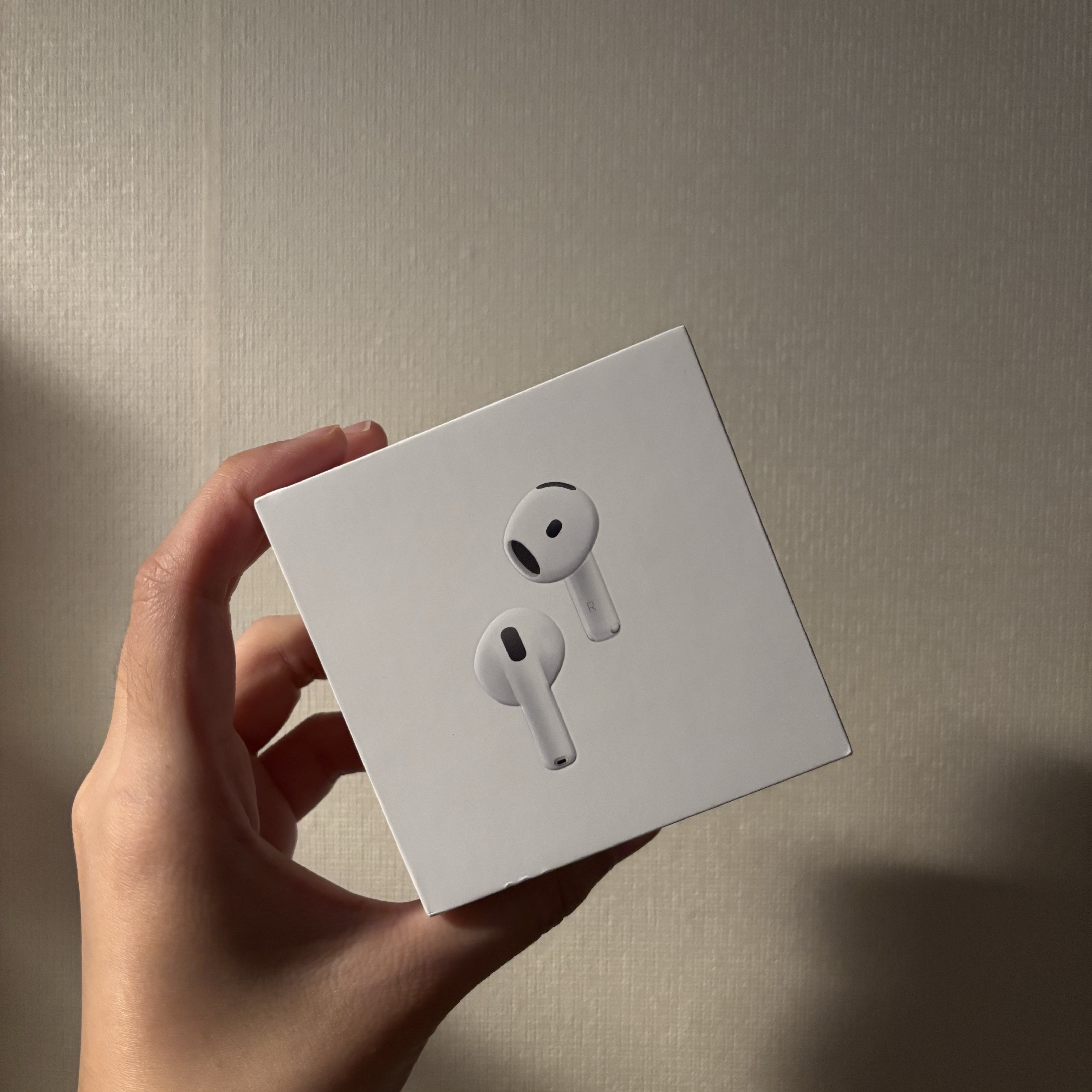 Apple AirPods 4th Gen with Active Noise Cancellation (Korean Ver.) 착용 스타일 - 1