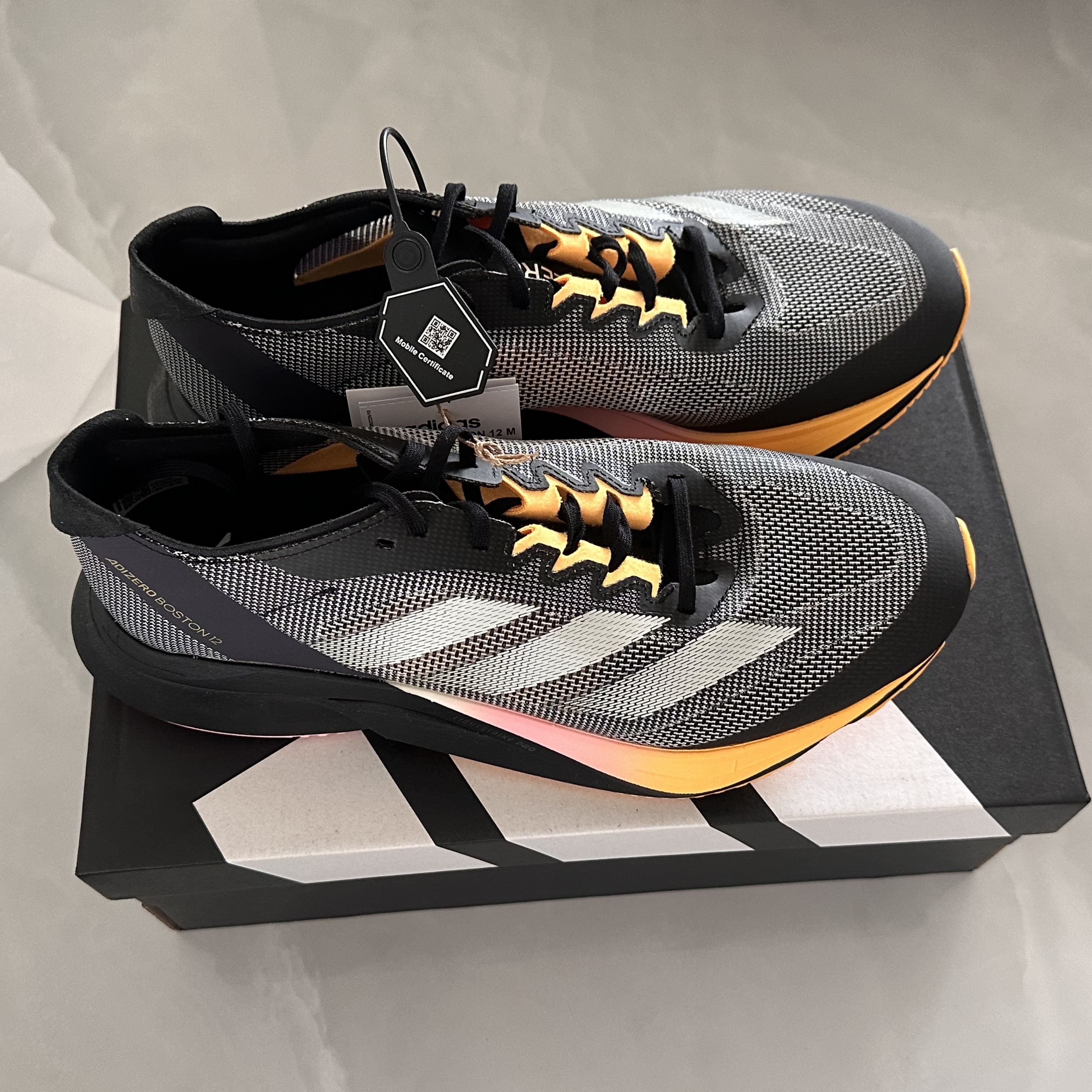 Adidas Adizero Boston 12 Core Black Zero Metalic 착용 스타일 - 4