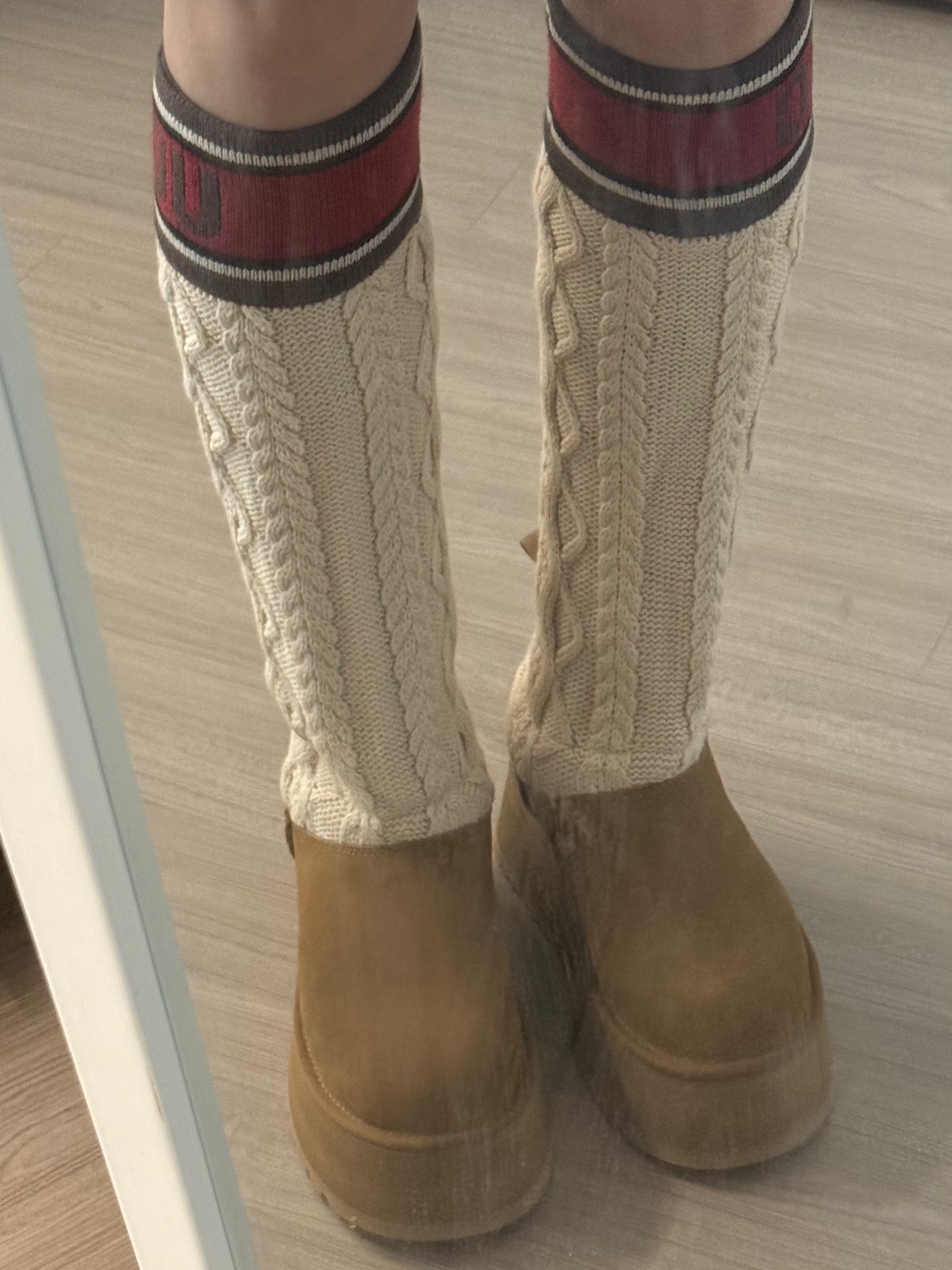 (W) UGG Classic Sweater Letter Boots Chestnut 착용 스타일
