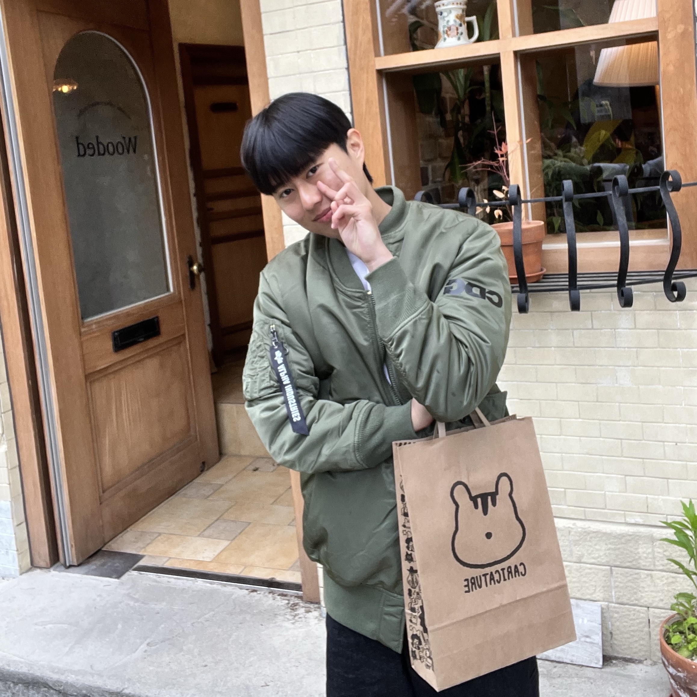 CDG x Alpha Industries Bias MA-1 Jacket Olive 착용 스타일