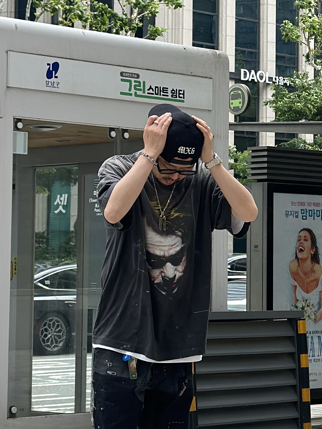 Saint Mxxxxxx x The Dark Knight Joker S/S T-Shirt Black - 25SS, Saint Mxxxxxx Saint Journey Cap Black 착용 스타일 - 2