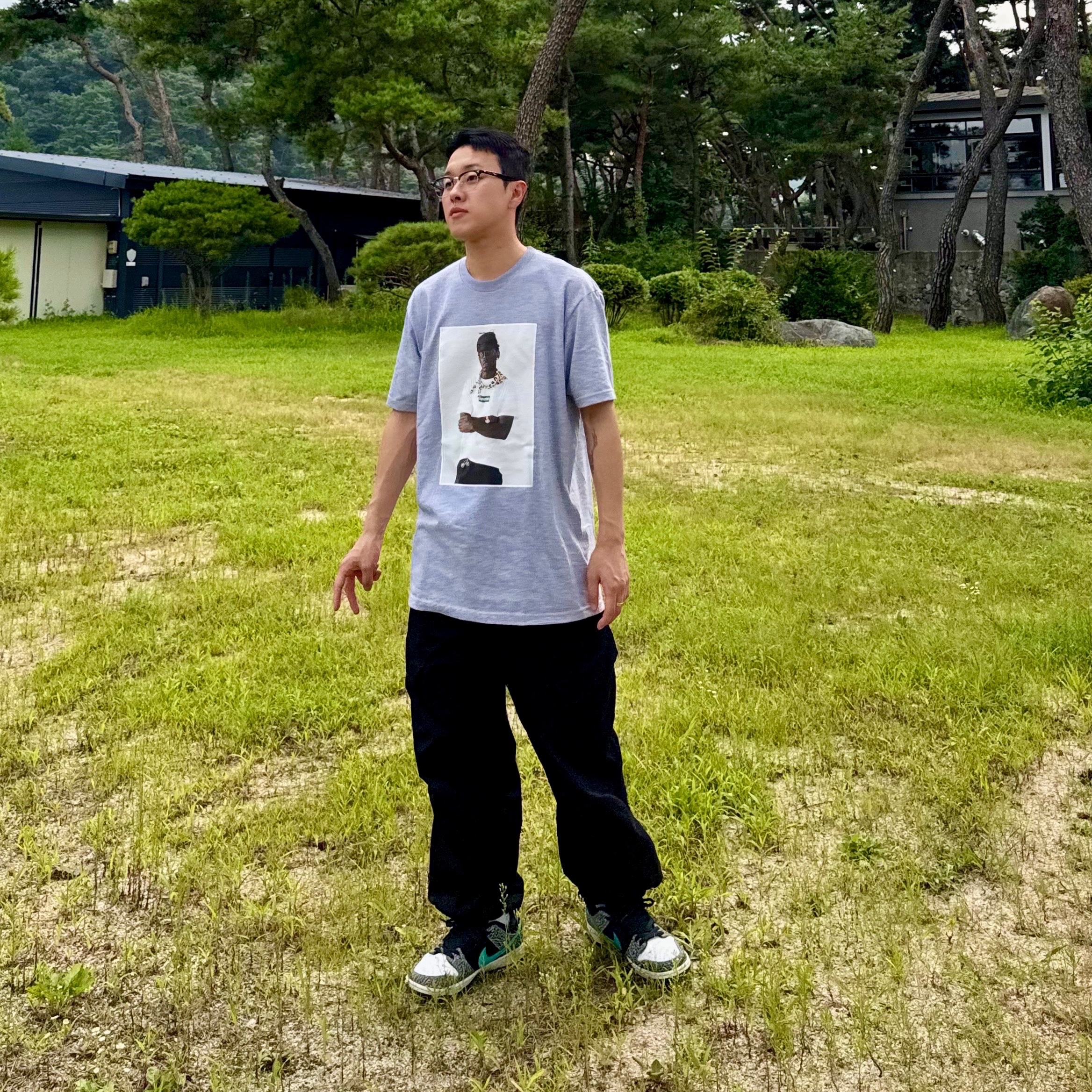 Supreme Tyler The Creator T-Shirt Heather Grey - 24FW, Undermycar Mu.109 Anti Fxxking Logo Play Semi-Wide Cargo Pants Black 착용 스타일 - 1