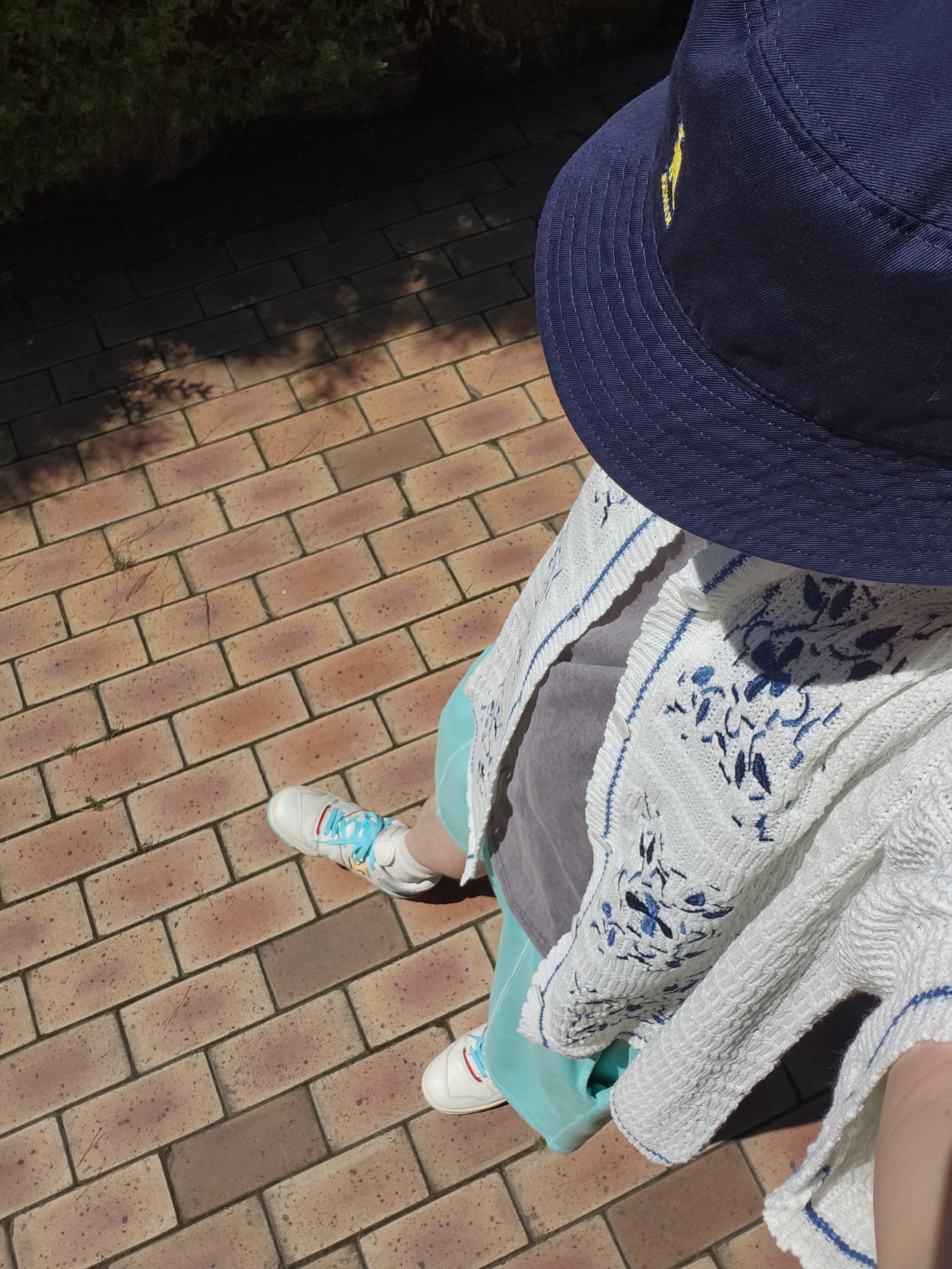 Kangol Washed Bucket Hat Navy, New Balance 550 Sea Salt Yellow - 2E Wide 착용 스타일 - 1
