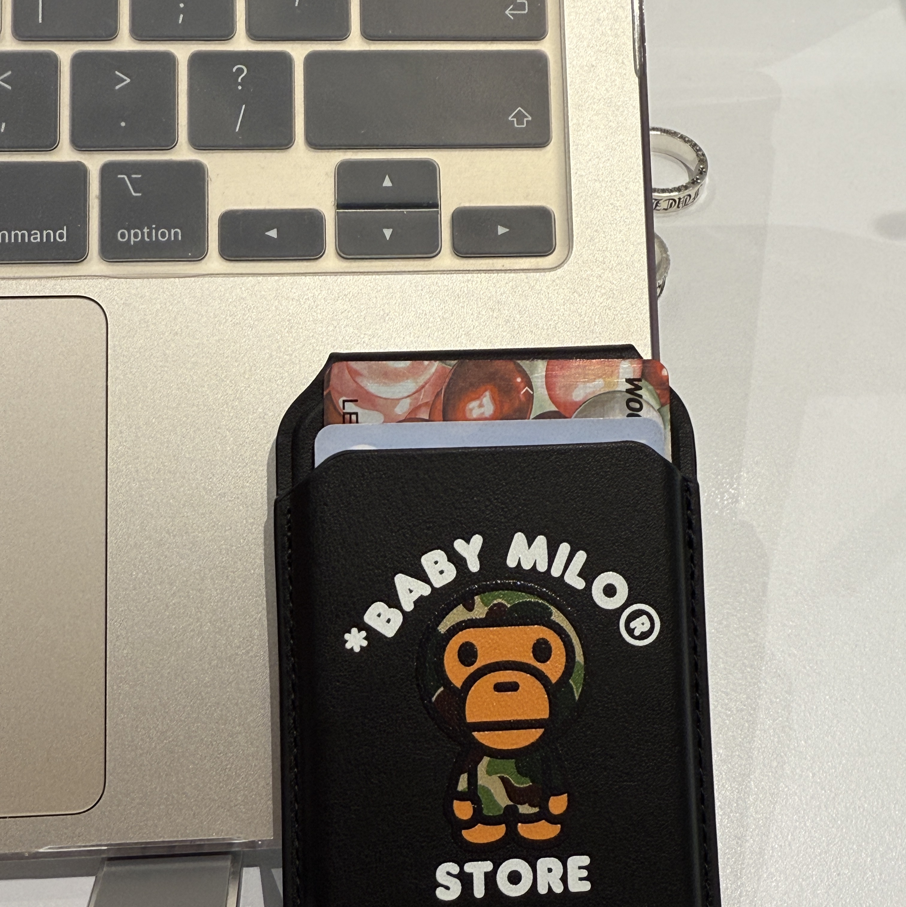BAPE Baby Milo MagSafe Card Holder Black 착용 스타일